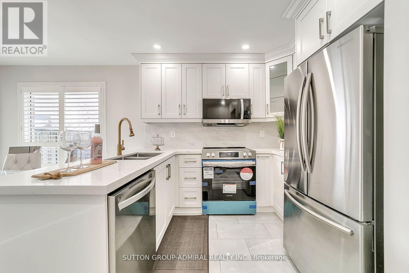 












29 ALOE AVENUE

,
Richmond Hill (Oak Ridges Lake Wilcox),




Ontario
L4E4M8

