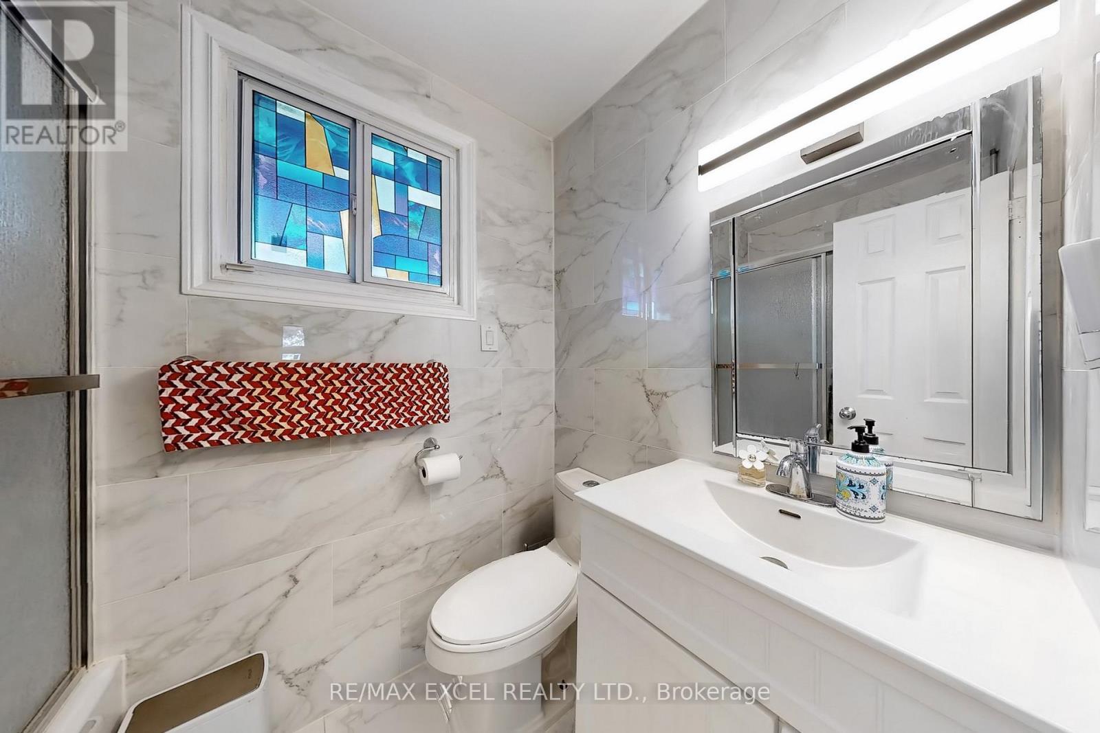 












1 HOPECLIFF LANE

,
Georgina (Sutton & Jackson's Point),




Ontario
L0E1R0

