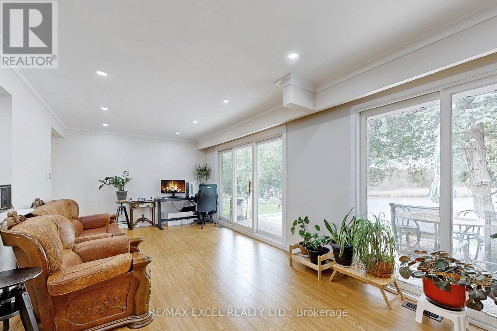 












1 HOPECLIFF LANE

,
Georgina (Sutton & Jackson's Point),




Ontario
L0E1R0

