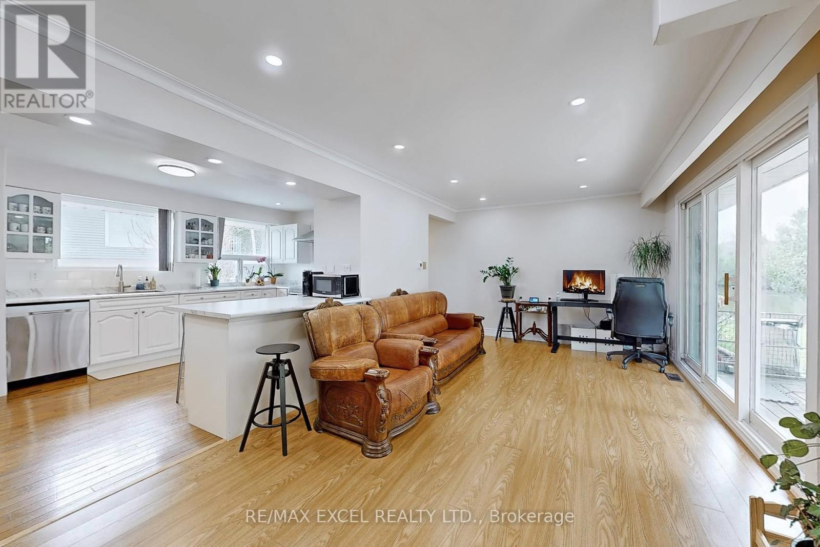 












1 HOPECLIFF LANE

,
Georgina (Sutton & Jackson's Point),




Ontario
L0E1R0

