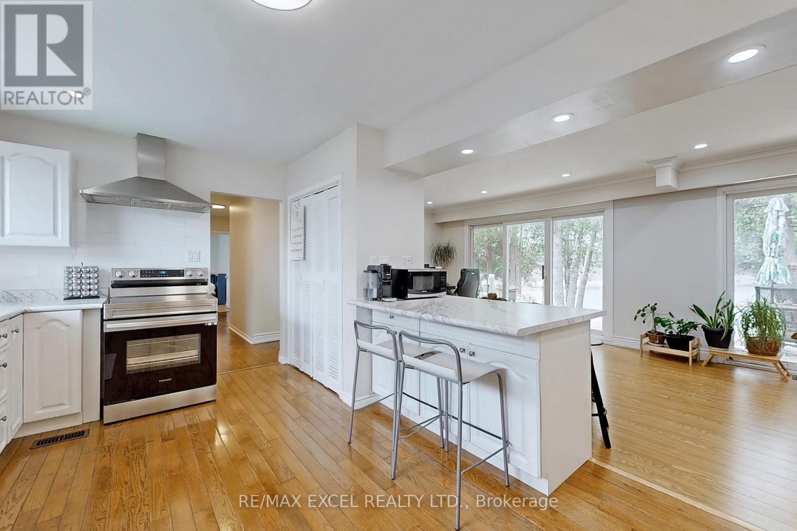 












1 HOPECLIFF LANE

,
Georgina (Sutton & Jackson's Point),




Ontario
L0E1R0

