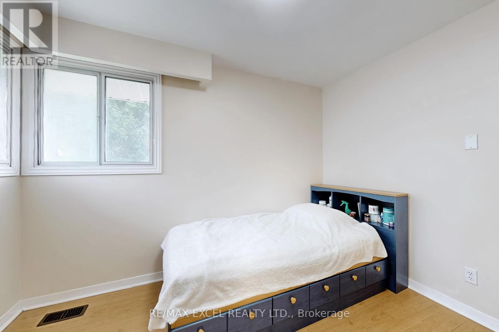 












1 HOPECLIFF LANE

,
Georgina (Sutton & Jackson's Point),




Ontario
L0E1R0

