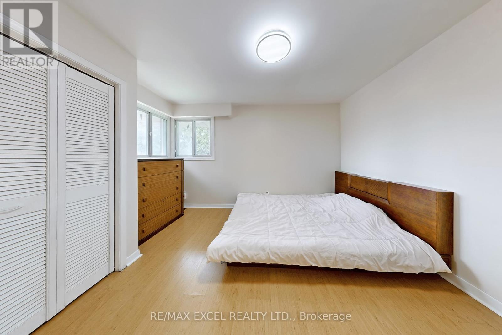 












1 HOPECLIFF LANE

,
Georgina (Sutton & Jackson's Point),




Ontario
L0E1R0

