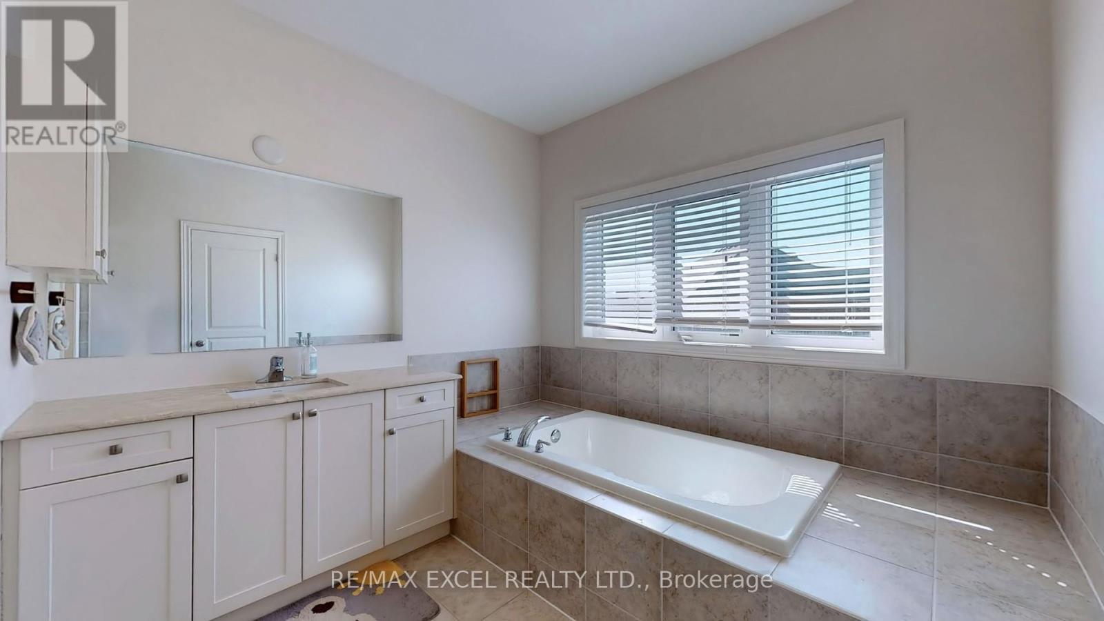 












75 CHOUINARD WAY

,
Aurora,




Ontario
L4G7C4

