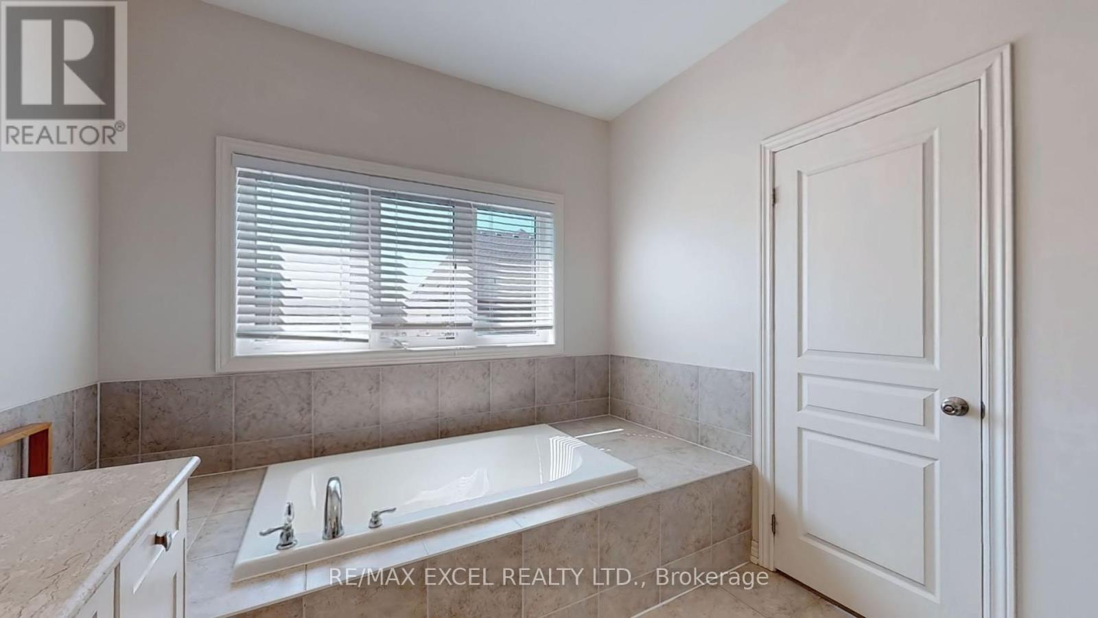 












75 CHOUINARD WAY

,
Aurora,




Ontario
L4G7C4

