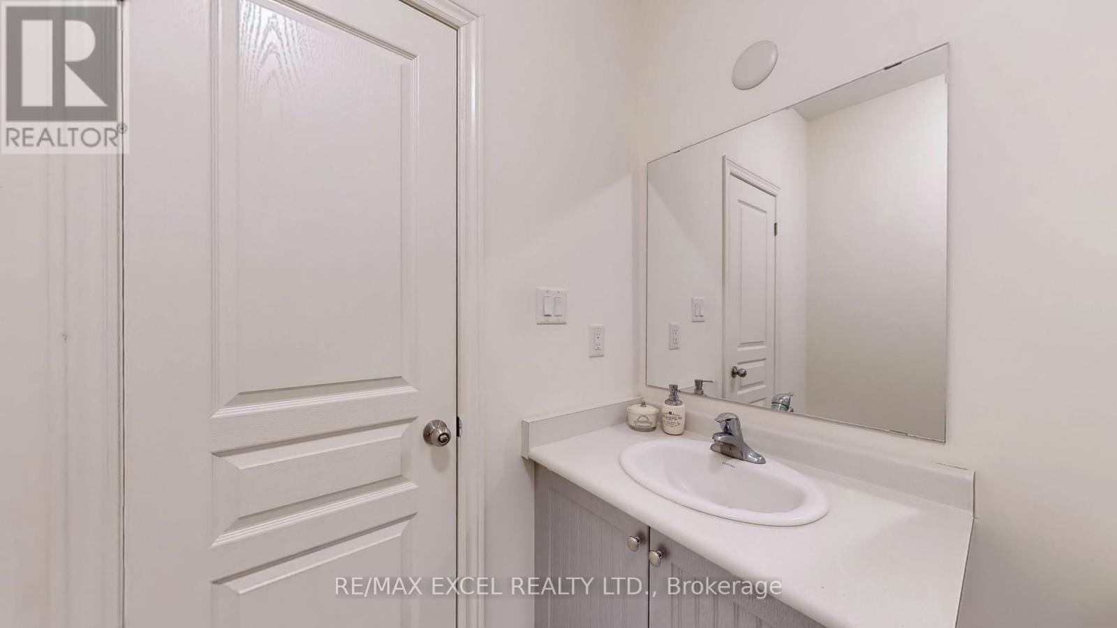 












75 CHOUINARD WAY

,
Aurora,




Ontario
L4G7C4

