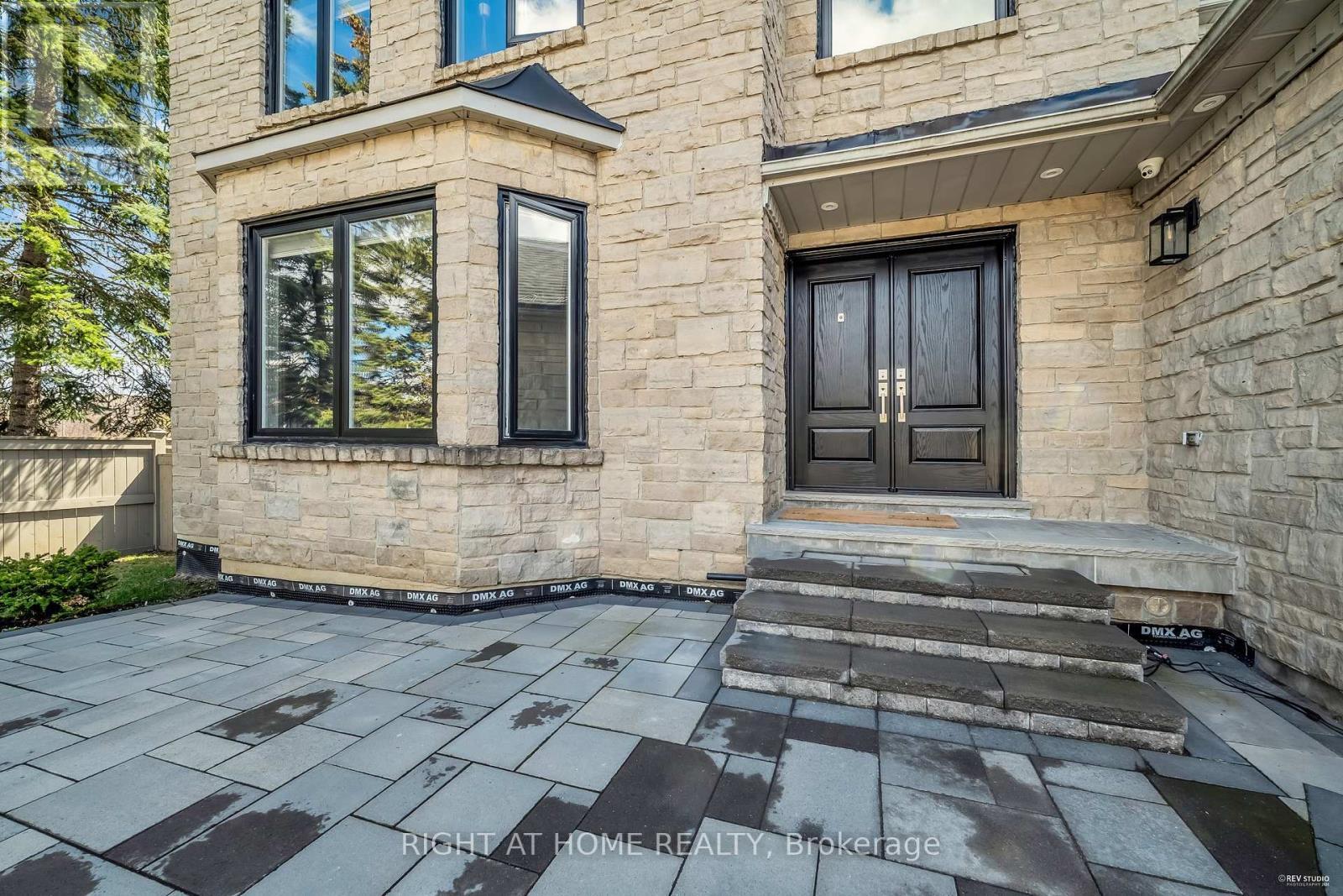 












1092 STONEHAVEN AVENUE

,
Newmarket (Stonehaven-Wyndham),




Ontario
L3X1M7

