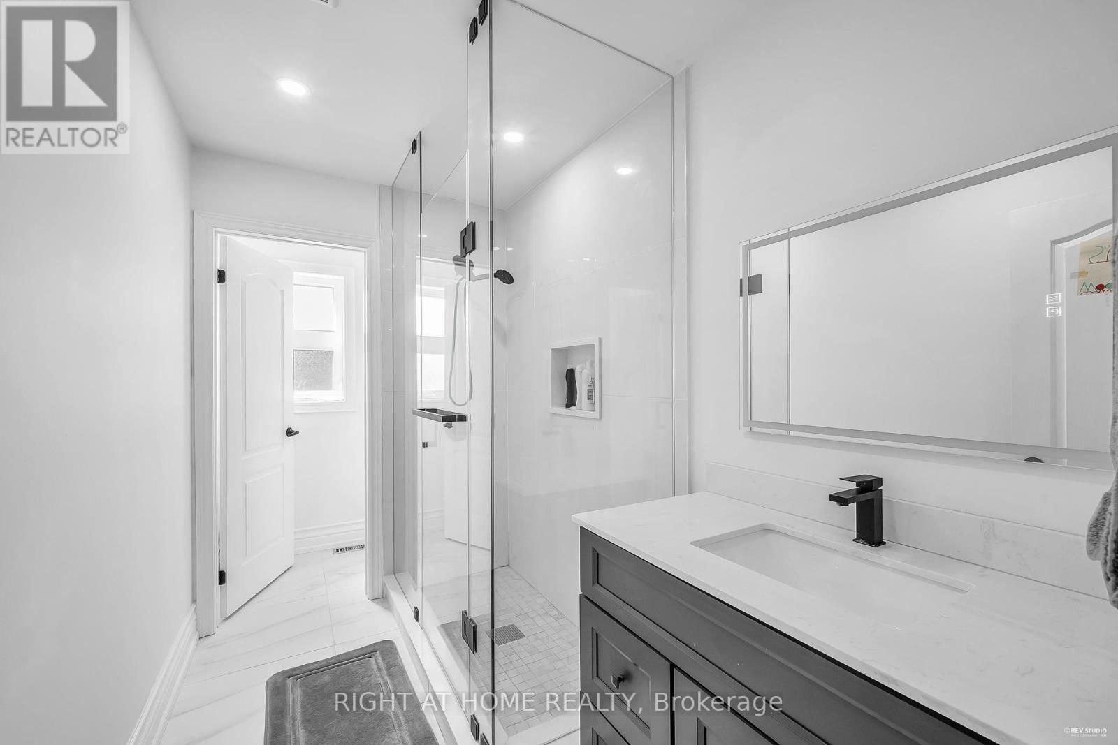












1092 STONEHAVEN AVENUE

,
Newmarket (Stonehaven-Wyndham),




Ontario
L3X1M7

