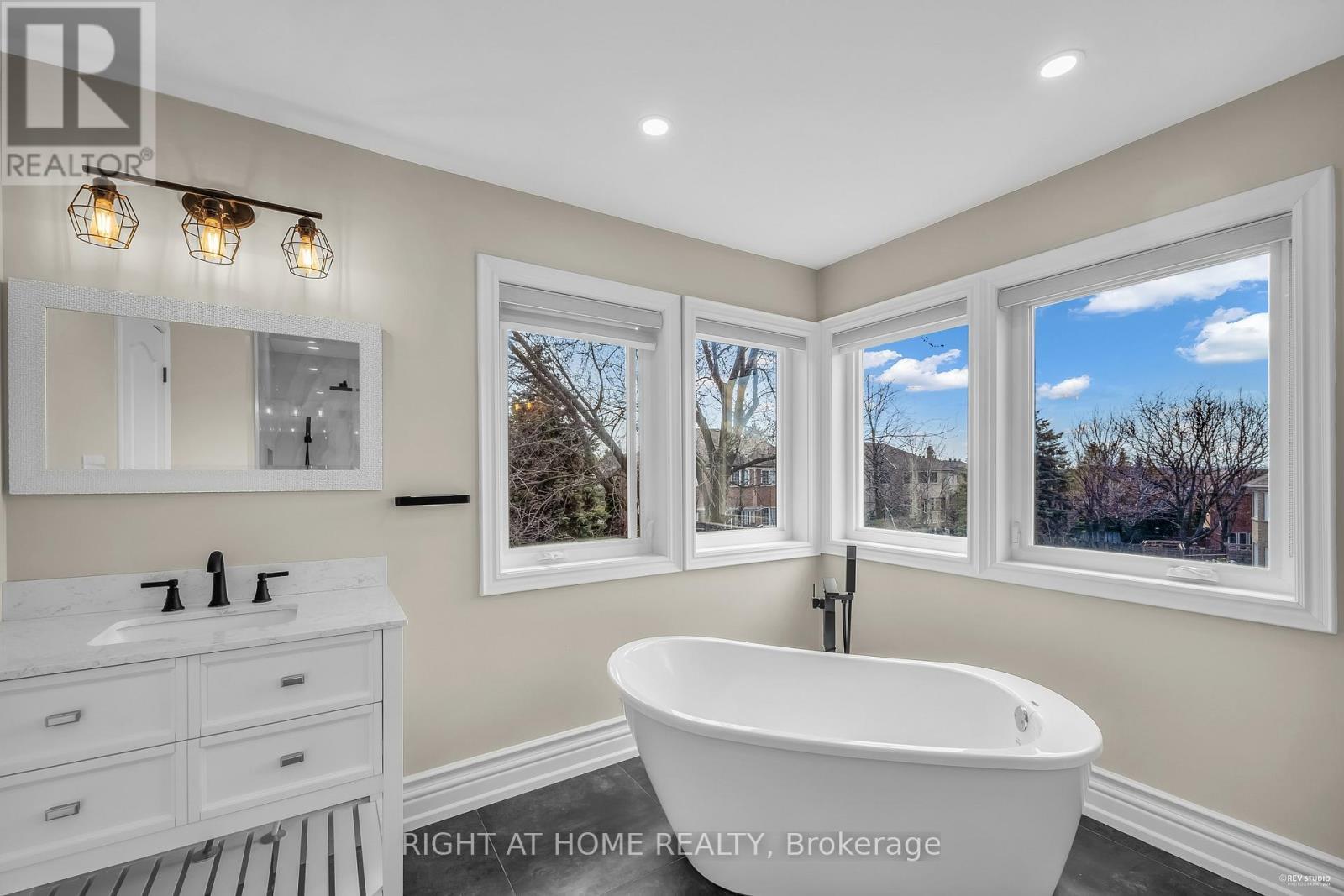 












1092 STONEHAVEN AVENUE

,
Newmarket (Stonehaven-Wyndham),




Ontario
L3X1M7

