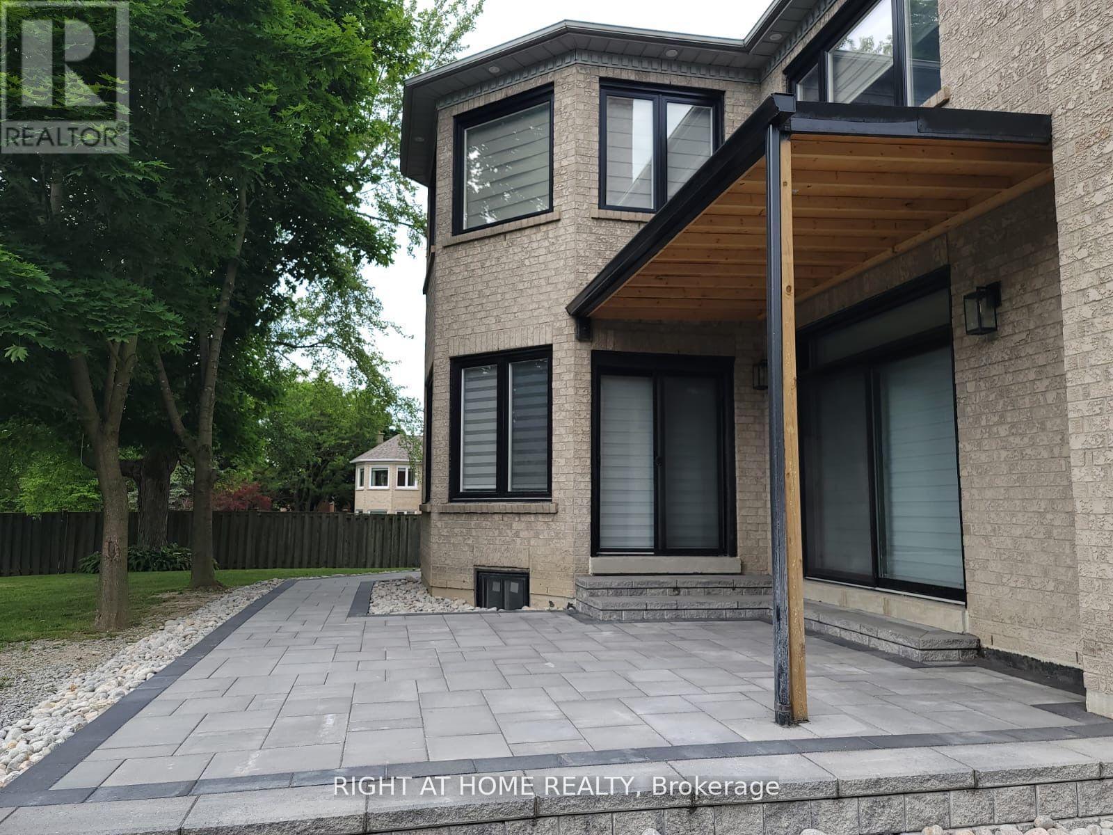 












1092 STONEHAVEN AVENUE

,
Newmarket (Stonehaven-Wyndham),




Ontario
L3X1M7

