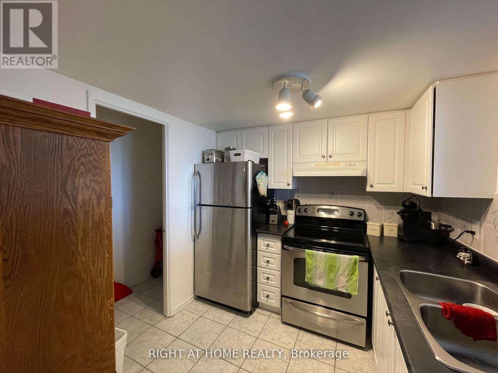 












517 - 160 WELLINGTON STREET E

,
Aurora (Aurora Village),




Ontario
L4G1J3

