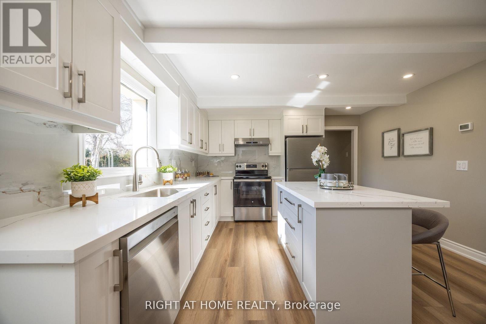 












15 FARR AVENUE

,
East Gwillimbury (Sharon),




Ontario
L0G1V0

