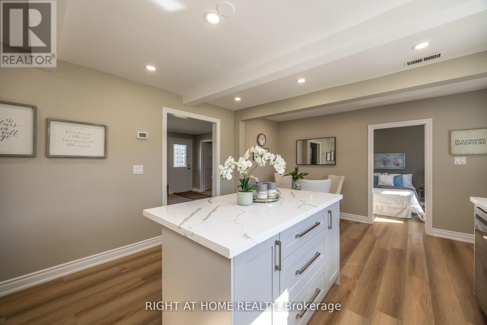 












15 FARR AVENUE

,
East Gwillimbury (Sharon),




Ontario
L0G1V0

