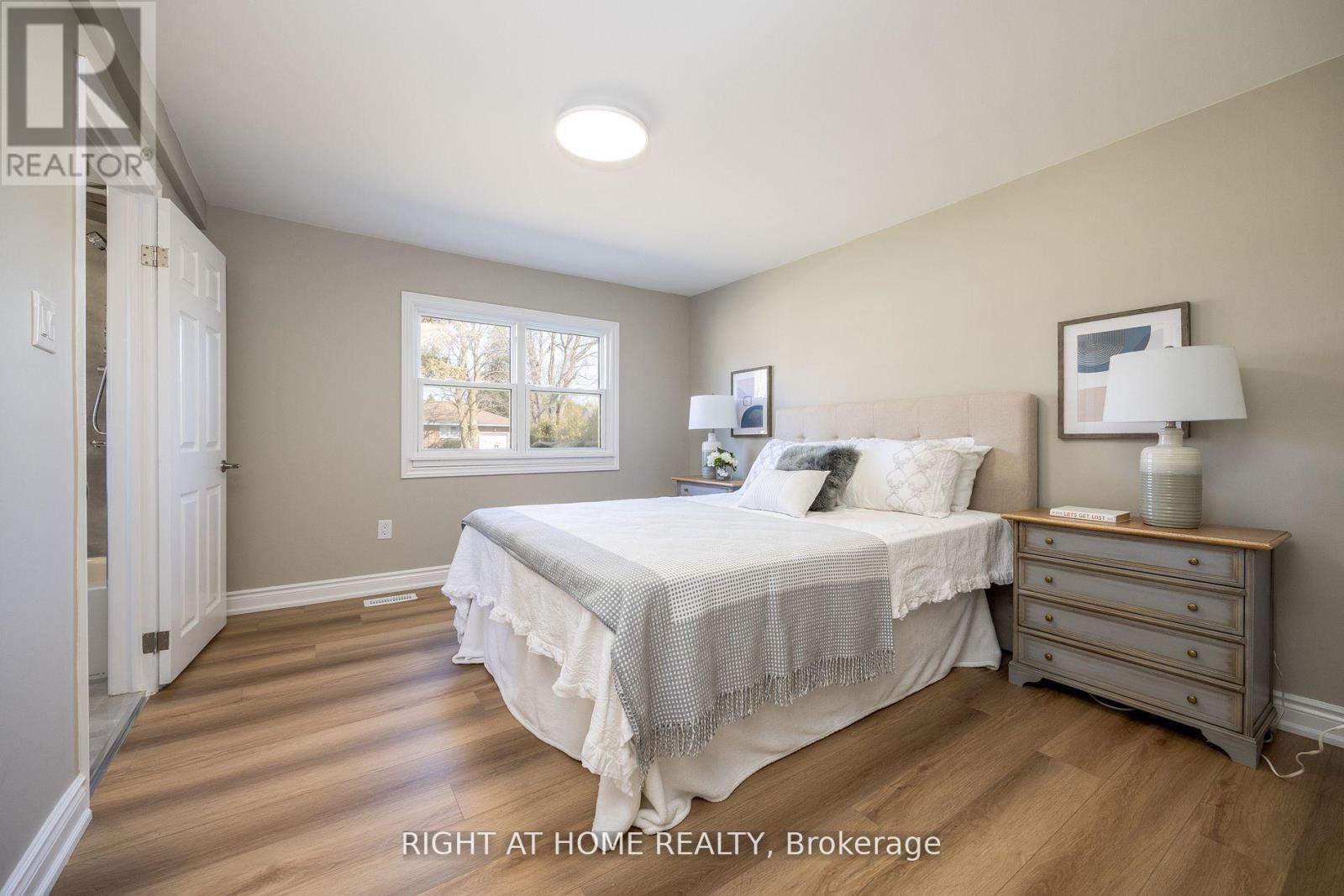 












15 FARR AVENUE

,
East Gwillimbury (Sharon),




Ontario
L0G1V0

