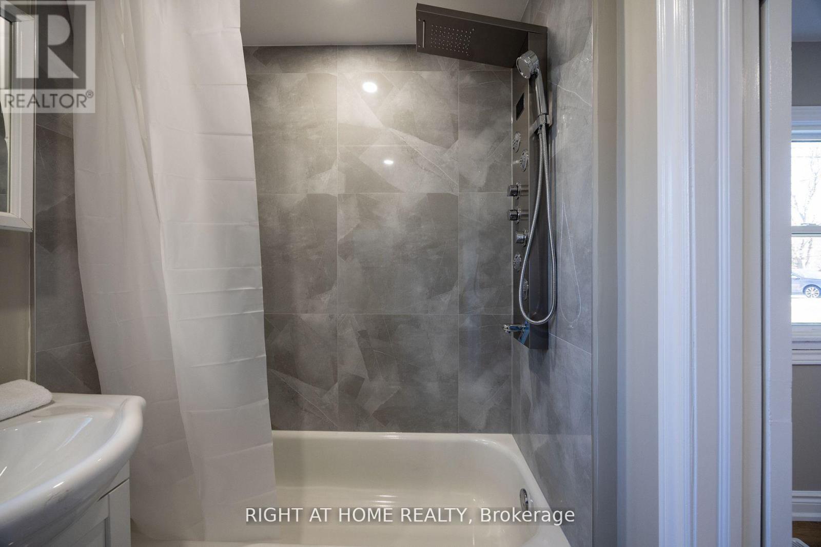 












15 FARR AVENUE

,
East Gwillimbury (Sharon),




Ontario
L0G1V0


