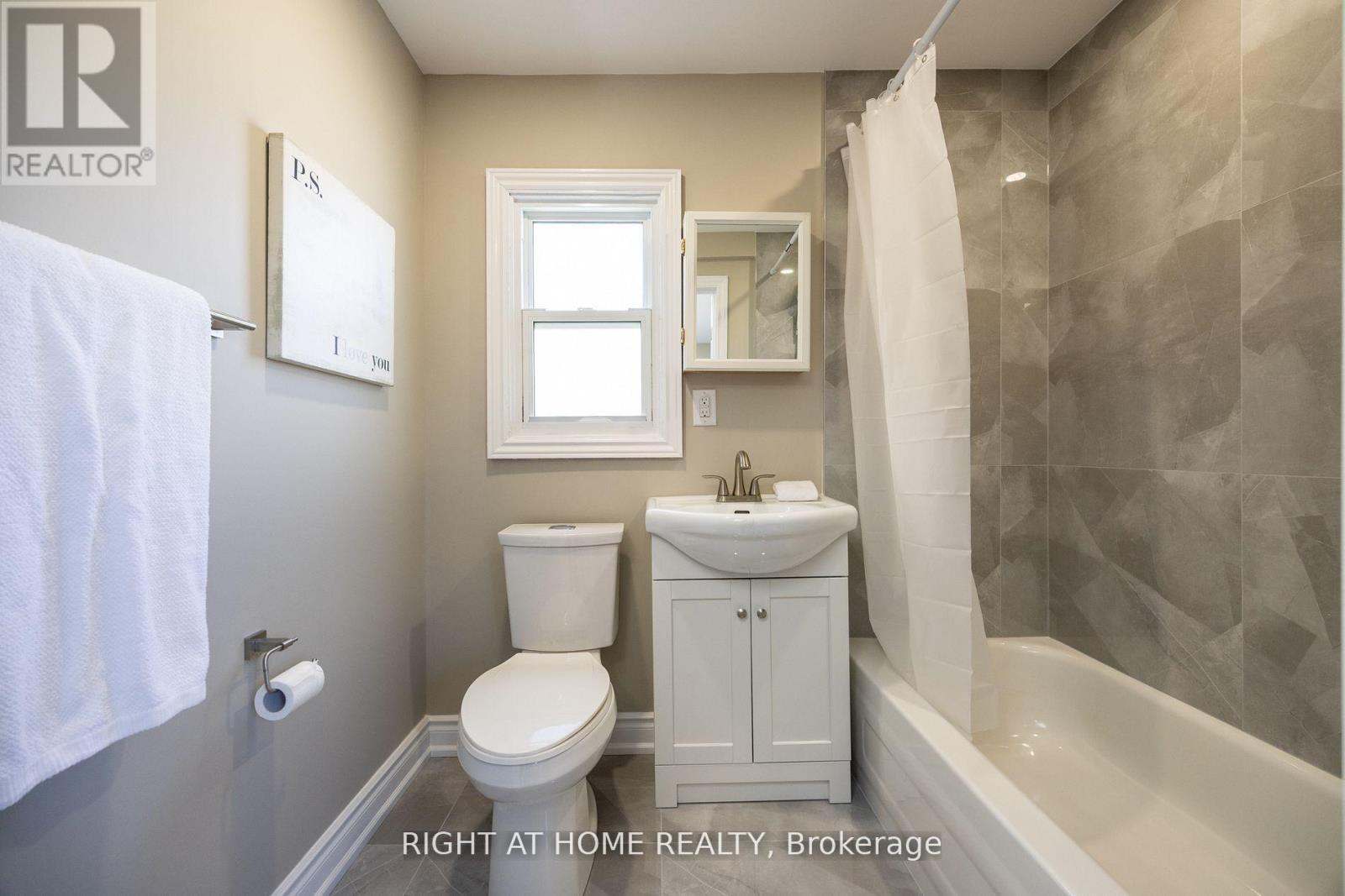 












15 FARR AVENUE

,
East Gwillimbury (Sharon),




Ontario
L0G1V0

