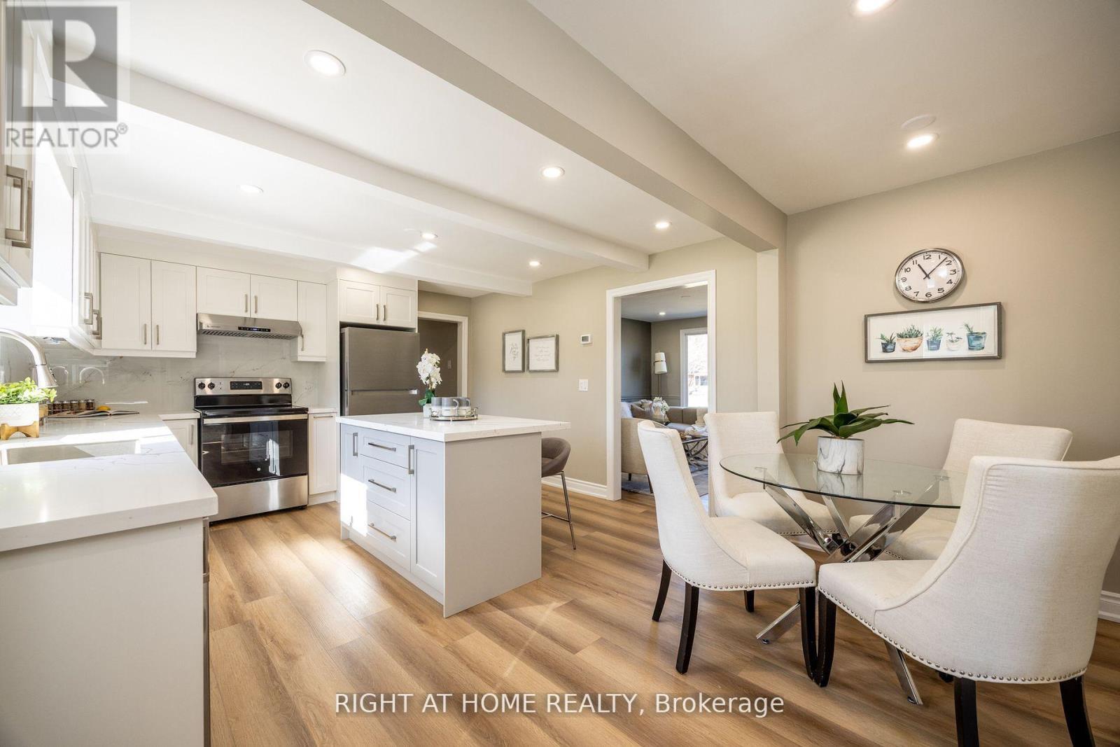 












15 FARR AVENUE

,
East Gwillimbury (Sharon),




Ontario
L0G1V0

