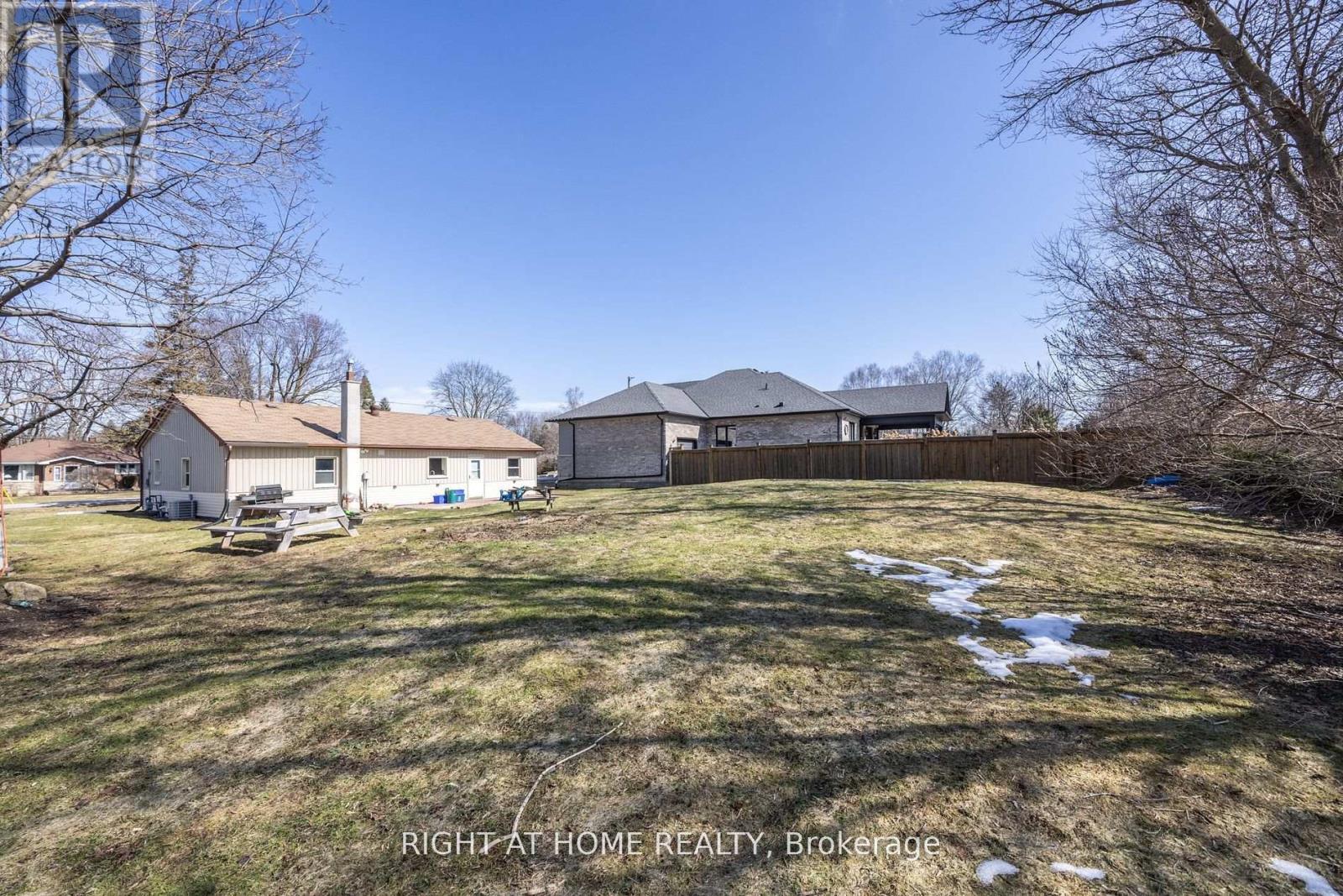 












15 FARR AVENUE

,
East Gwillimbury (Sharon),




Ontario
L0G1V0

