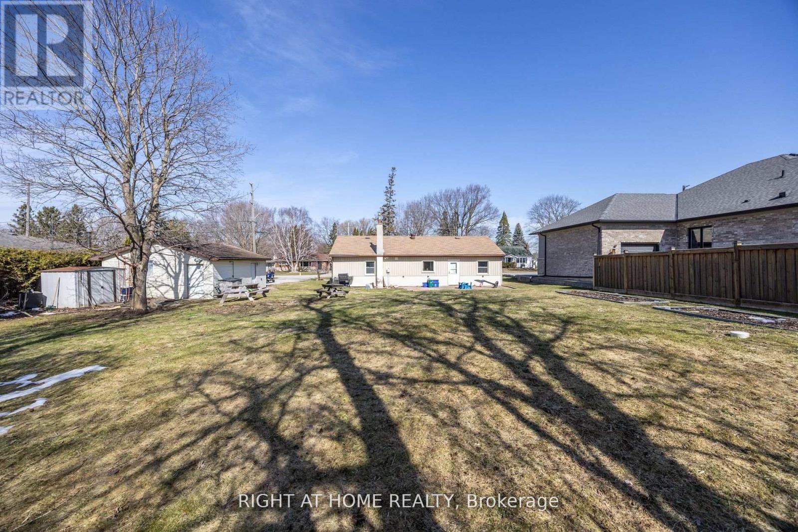 












15 FARR AVENUE

,
East Gwillimbury (Sharon),




Ontario
L0G1V0

