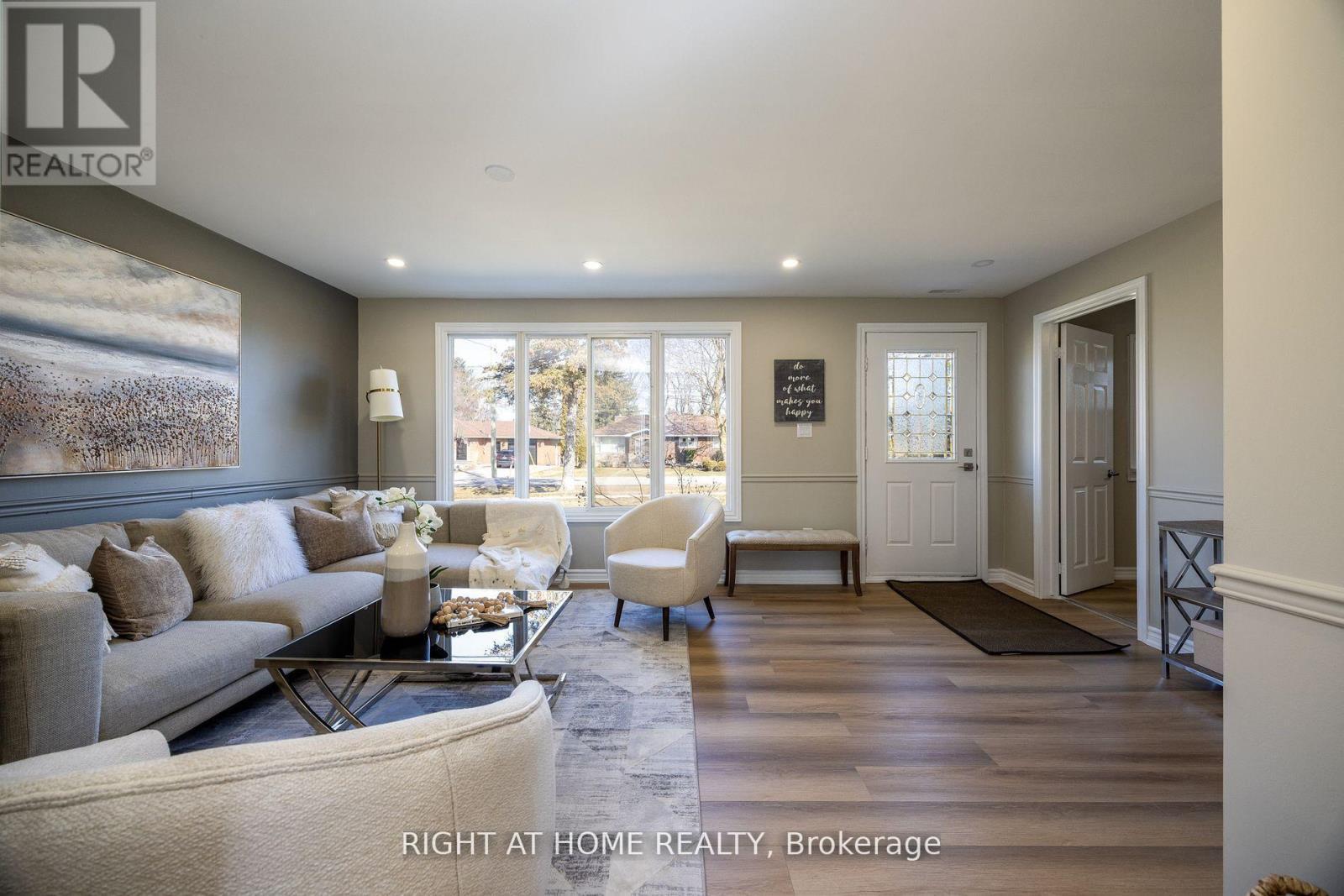 












15 FARR AVENUE

,
East Gwillimbury (Sharon),




Ontario
L0G1V0

