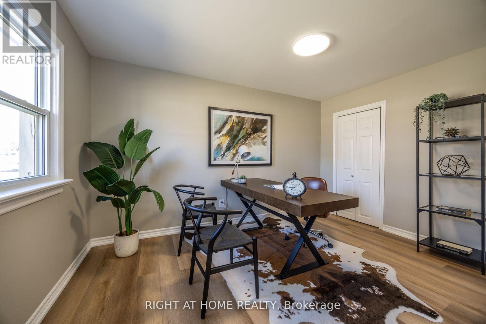 












15 FARR AVENUE

,
East Gwillimbury (Sharon),




Ontario
L0G1V0

