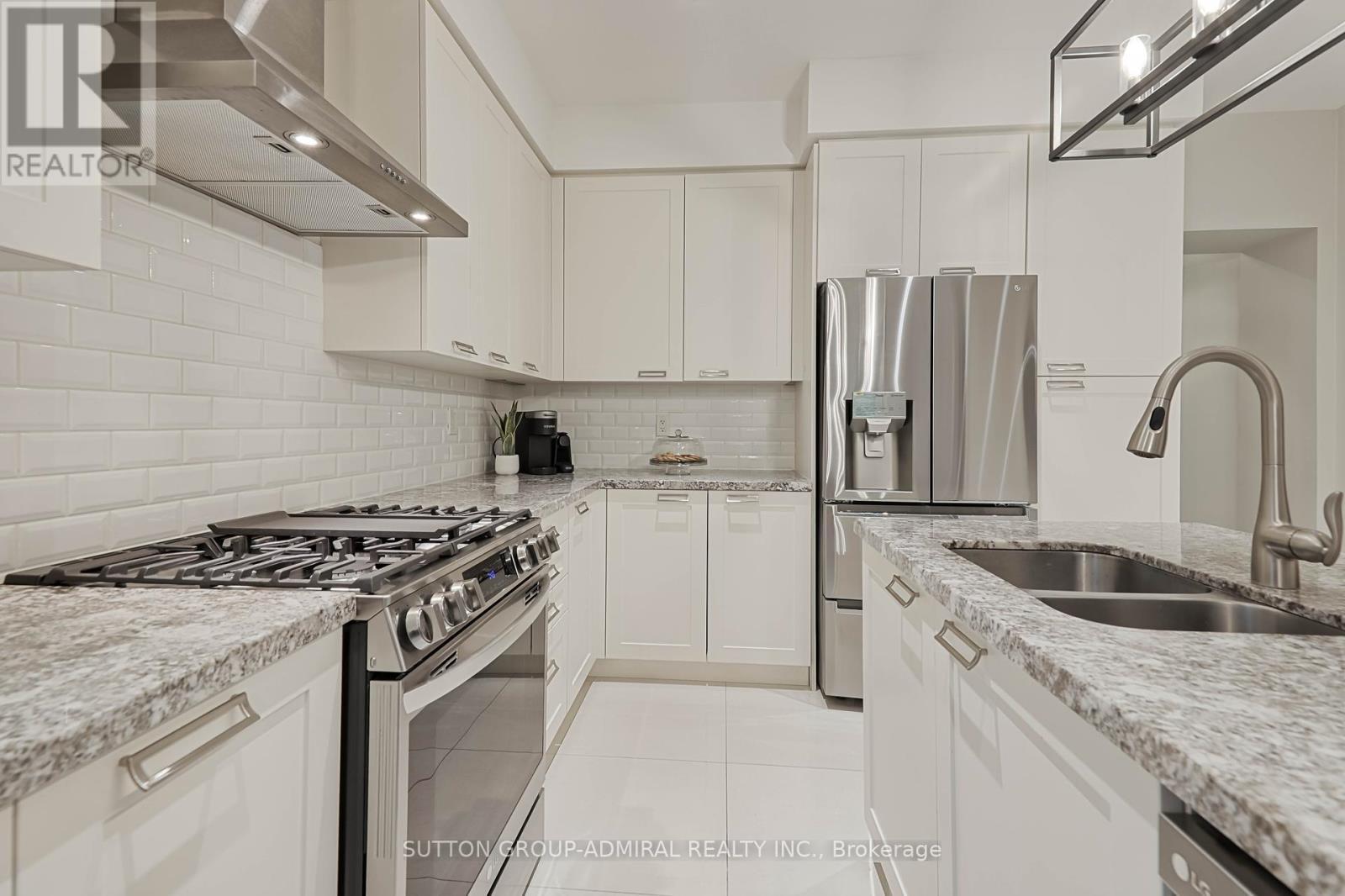 












12 PETERSEN PLACE

,
King (Nobleton),




Ontario
L9G1N0

