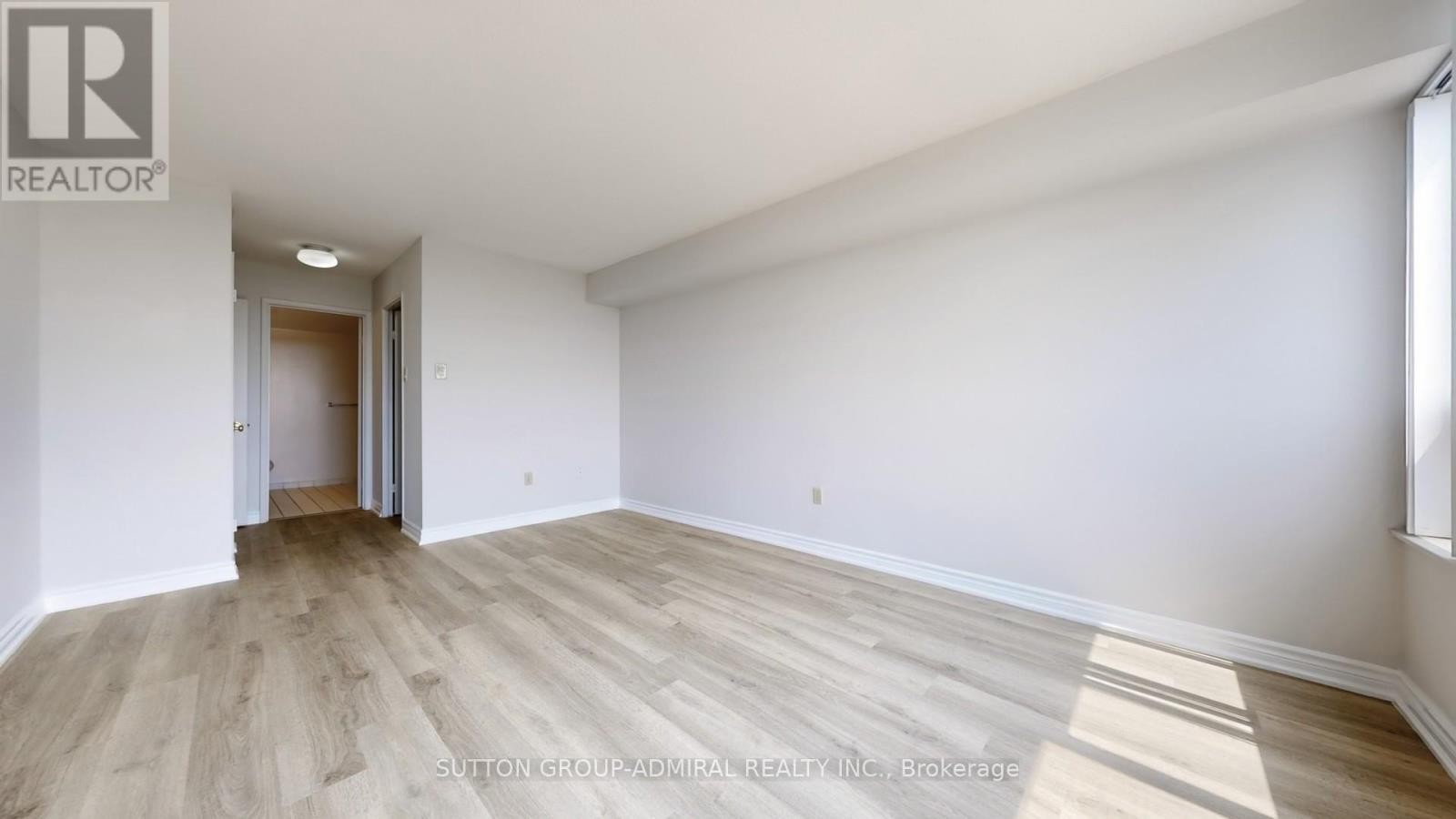 












801 - 343 CLARK AVENUE W

,
Vaughan (Crestwood-Springfarm-Yorkhill),




Ontario
L4J7K5

