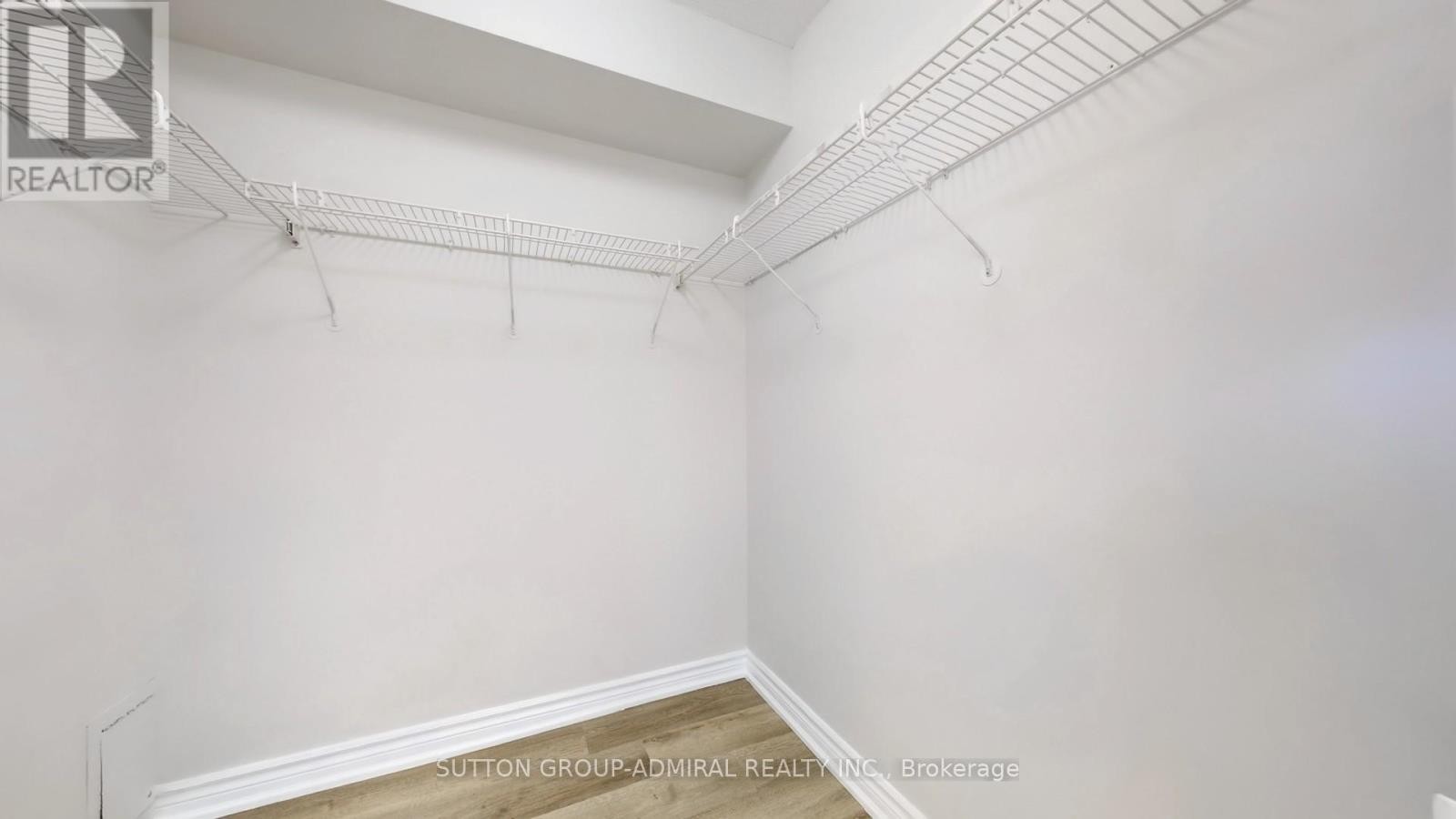 












801 - 343 CLARK AVENUE W

,
Vaughan (Crestwood-Springfarm-Yorkhill),




Ontario
L4J7K5

