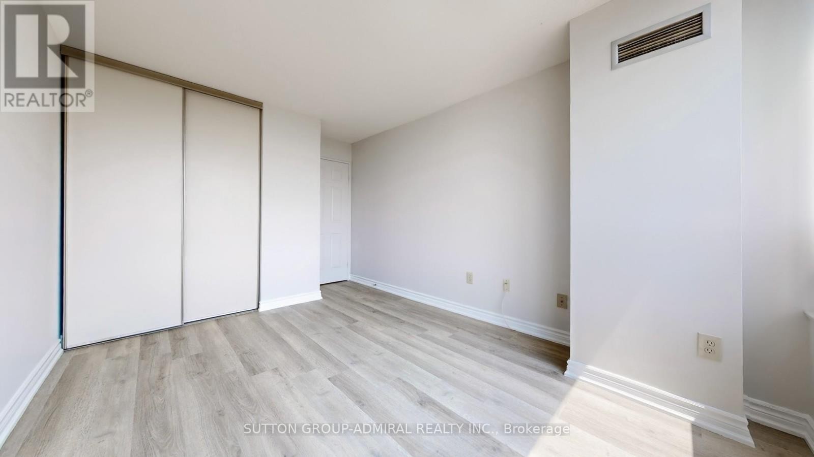 












801 - 343 CLARK AVENUE W

,
Vaughan (Crestwood-Springfarm-Yorkhill),




Ontario
L4J7K5

