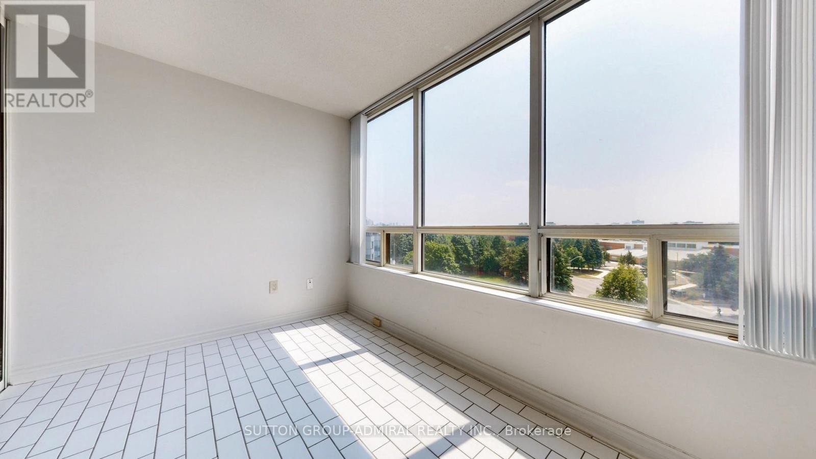 












801 - 343 CLARK AVENUE W

,
Vaughan (Crestwood-Springfarm-Yorkhill),




Ontario
L4J7K5

