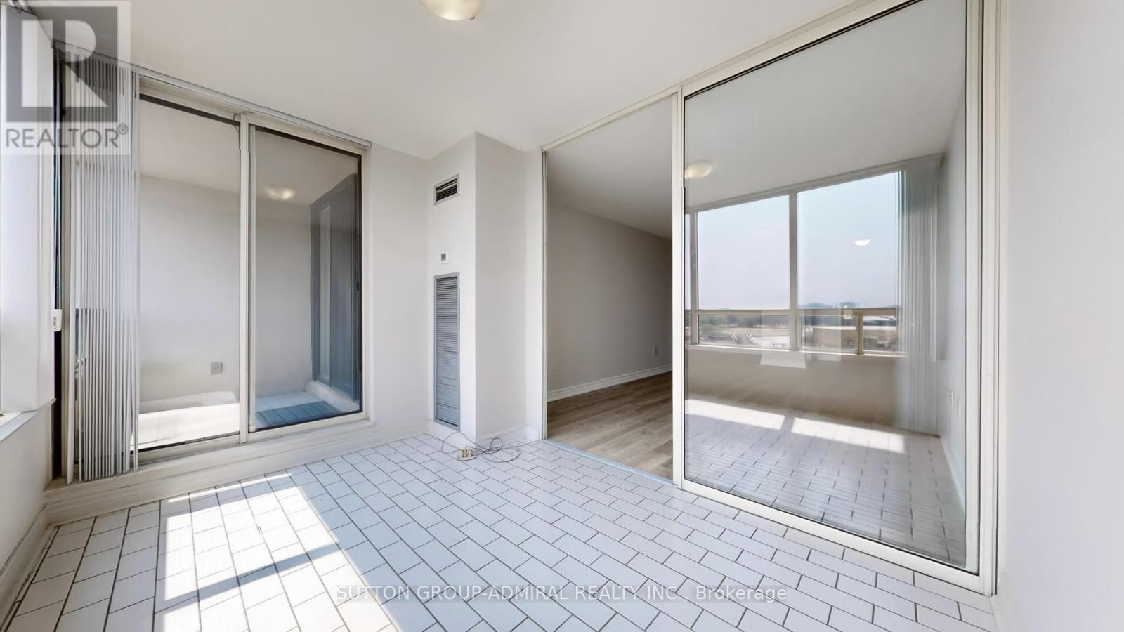 












801 - 343 CLARK AVENUE W

,
Vaughan (Crestwood-Springfarm-Yorkhill),




Ontario
L4J7K5

