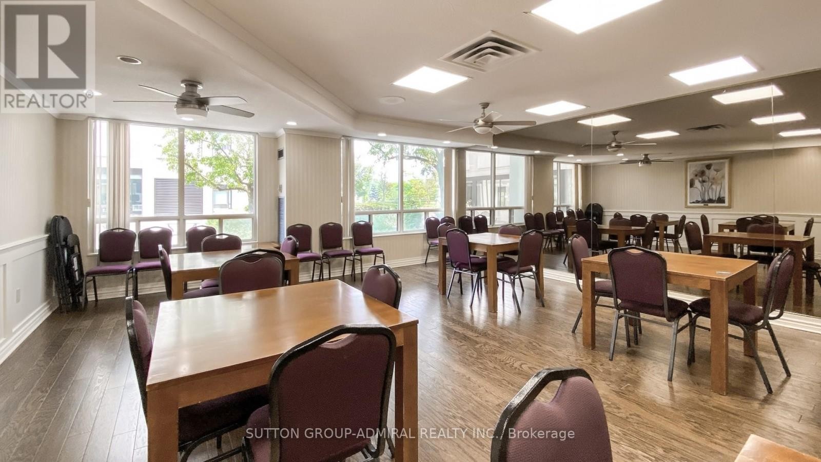 












801 - 343 CLARK AVENUE W

,
Vaughan (Crestwood-Springfarm-Yorkhill),




Ontario
L4J7K5

