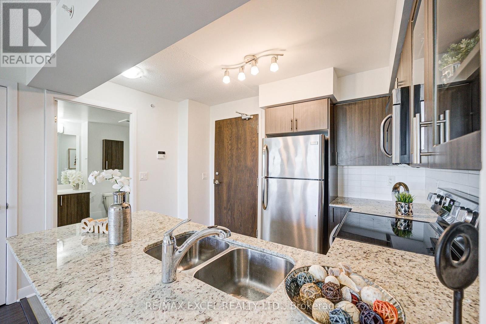 












619 - 75 NORMAN BETHUNE AVENUE

,
Richmond Hill (Beaver Creek Business Park),




Ontario
L4B0B6

