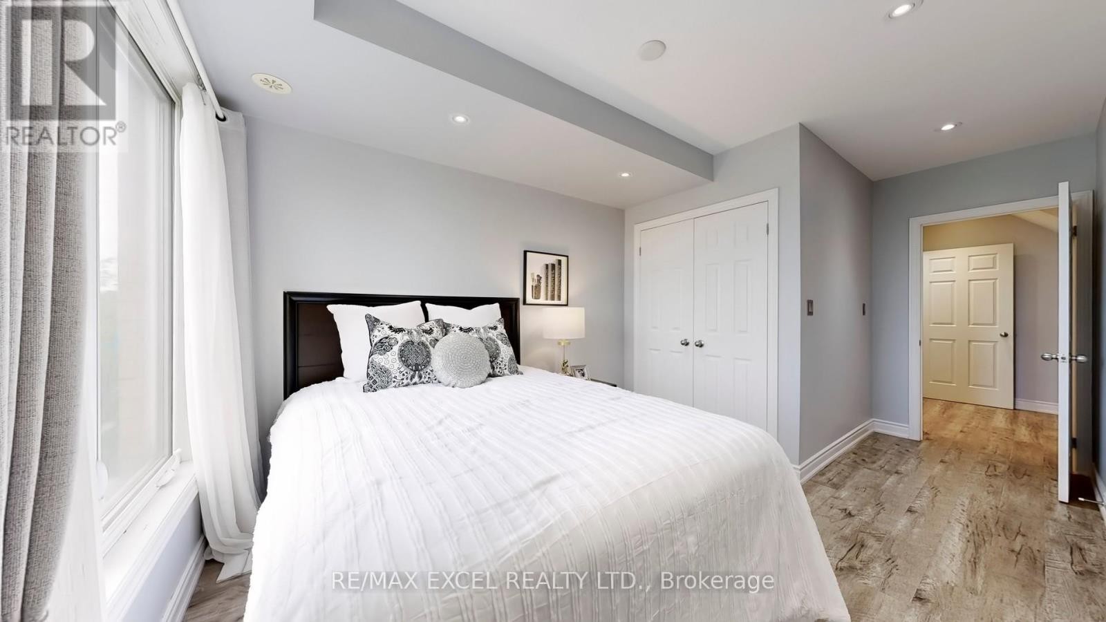 












76 UNITY GARDENS DRIVE

,
Markham (Village Green-South Unionville),




Ontario
L3R4Y7

