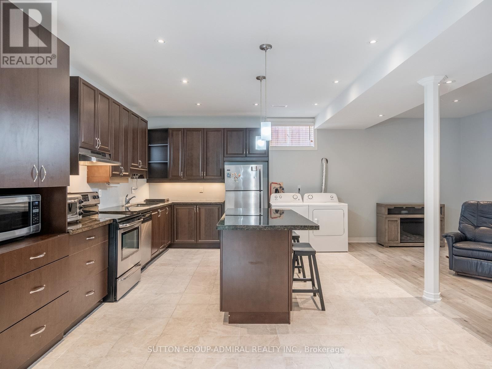 












8 LITTLE HANNAH LANE

,
Vaughan (Patterson),




Ontario
L6A0E3

