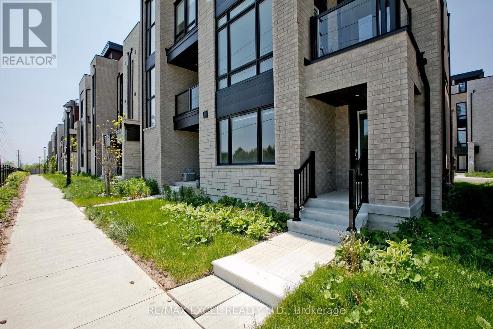 












17 CREDIT LANE

,
Richmond Hill (Jefferson),




Ontario
L4E3M6

