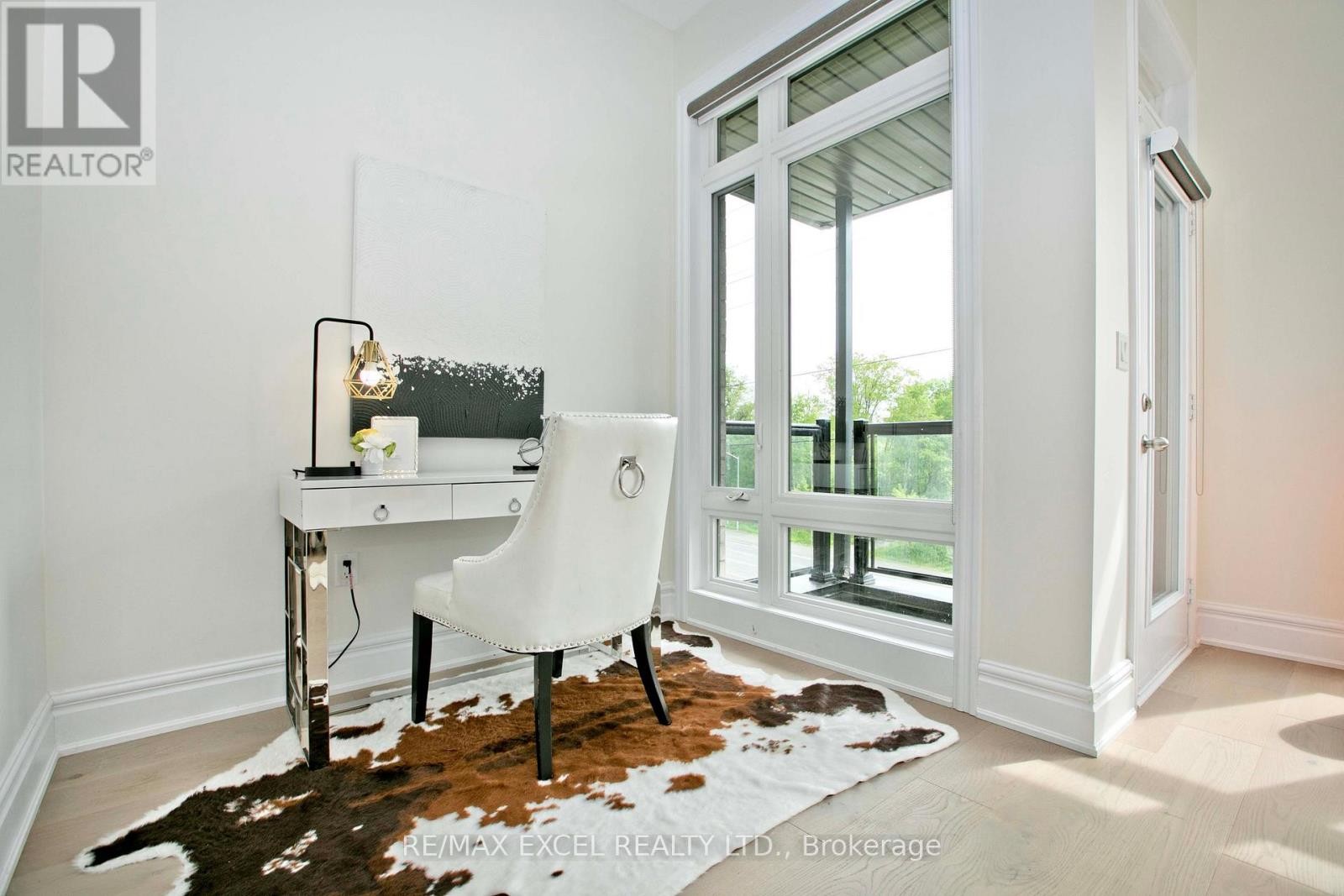 












17 CREDIT LANE

,
Richmond Hill (Jefferson),




Ontario
L4E3M6

