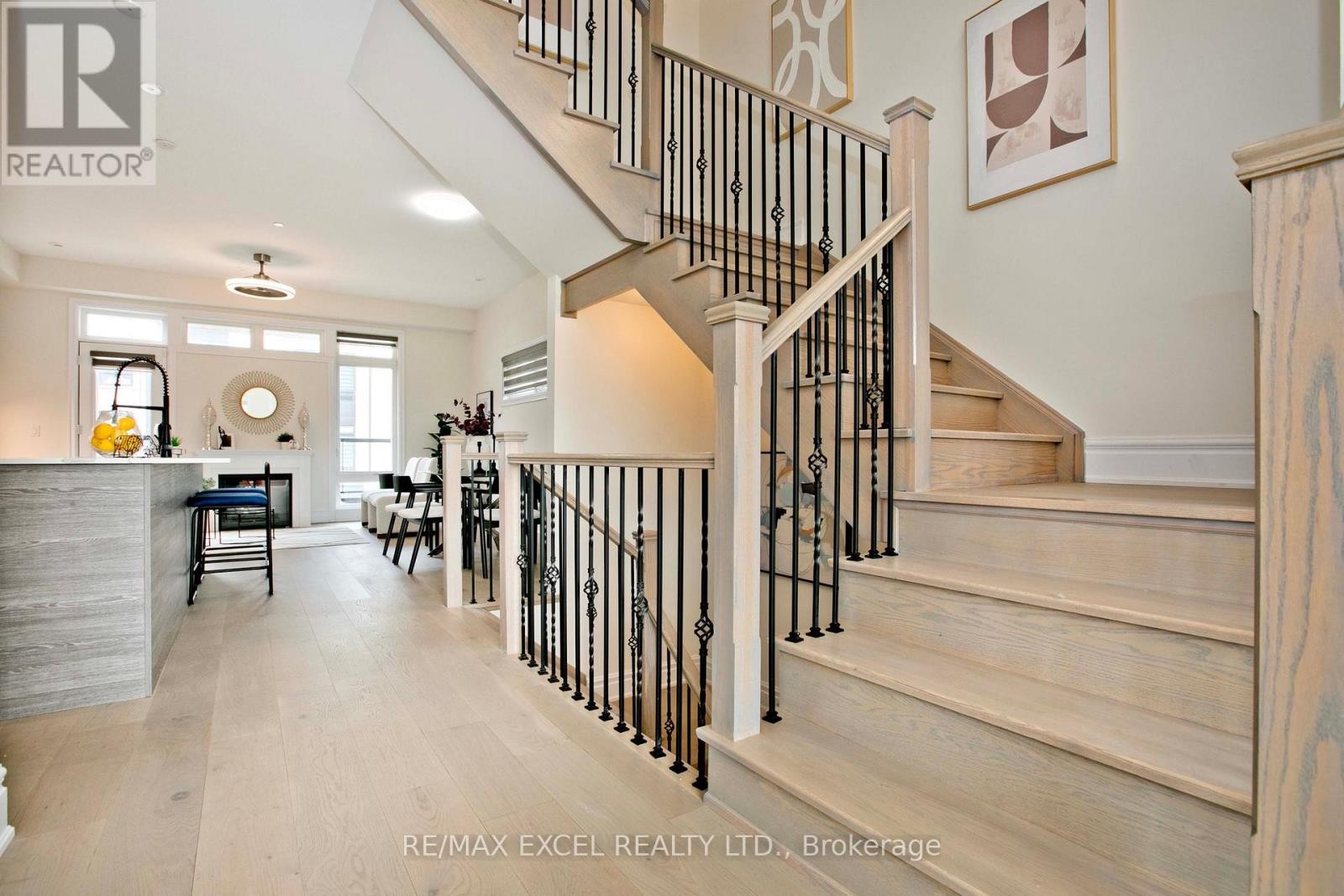 












17 CREDIT LANE

,
Richmond Hill (Jefferson),




Ontario
L4E3M6

