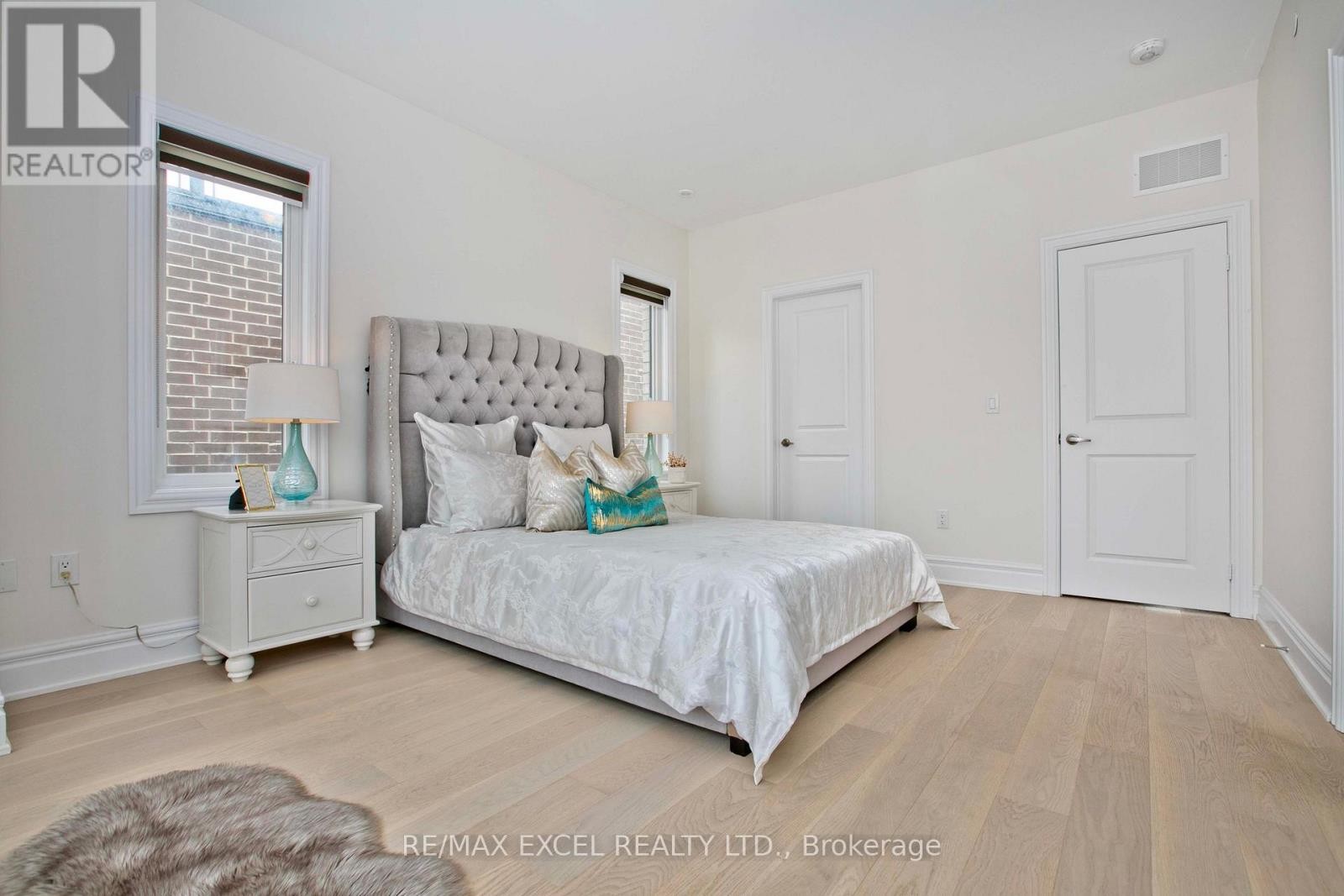 












17 CREDIT LANE

,
Richmond Hill (Jefferson),




Ontario
L4E3M6

