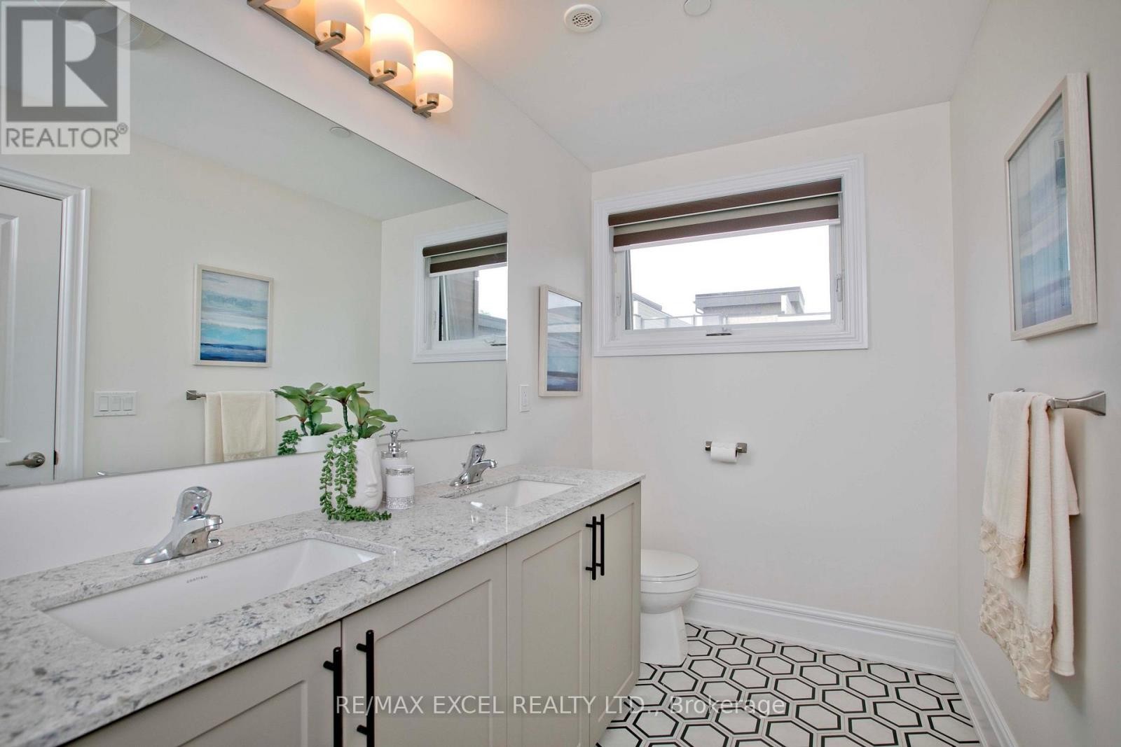 












17 CREDIT LANE

,
Richmond Hill (Jefferson),




Ontario
L4E3M6

