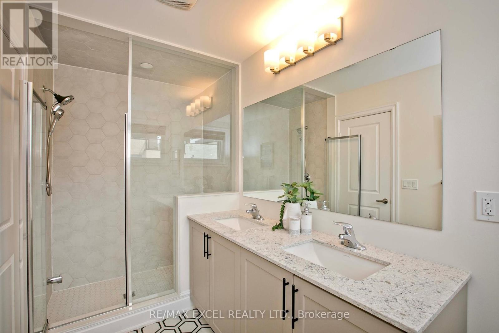 












17 CREDIT LANE

,
Richmond Hill (Jefferson),




Ontario
L4E3M6

