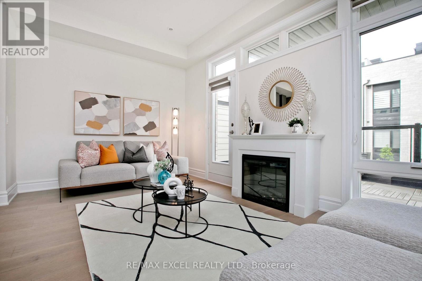












17 CREDIT LANE

,
Richmond Hill (Jefferson),




Ontario
L4E3M6

