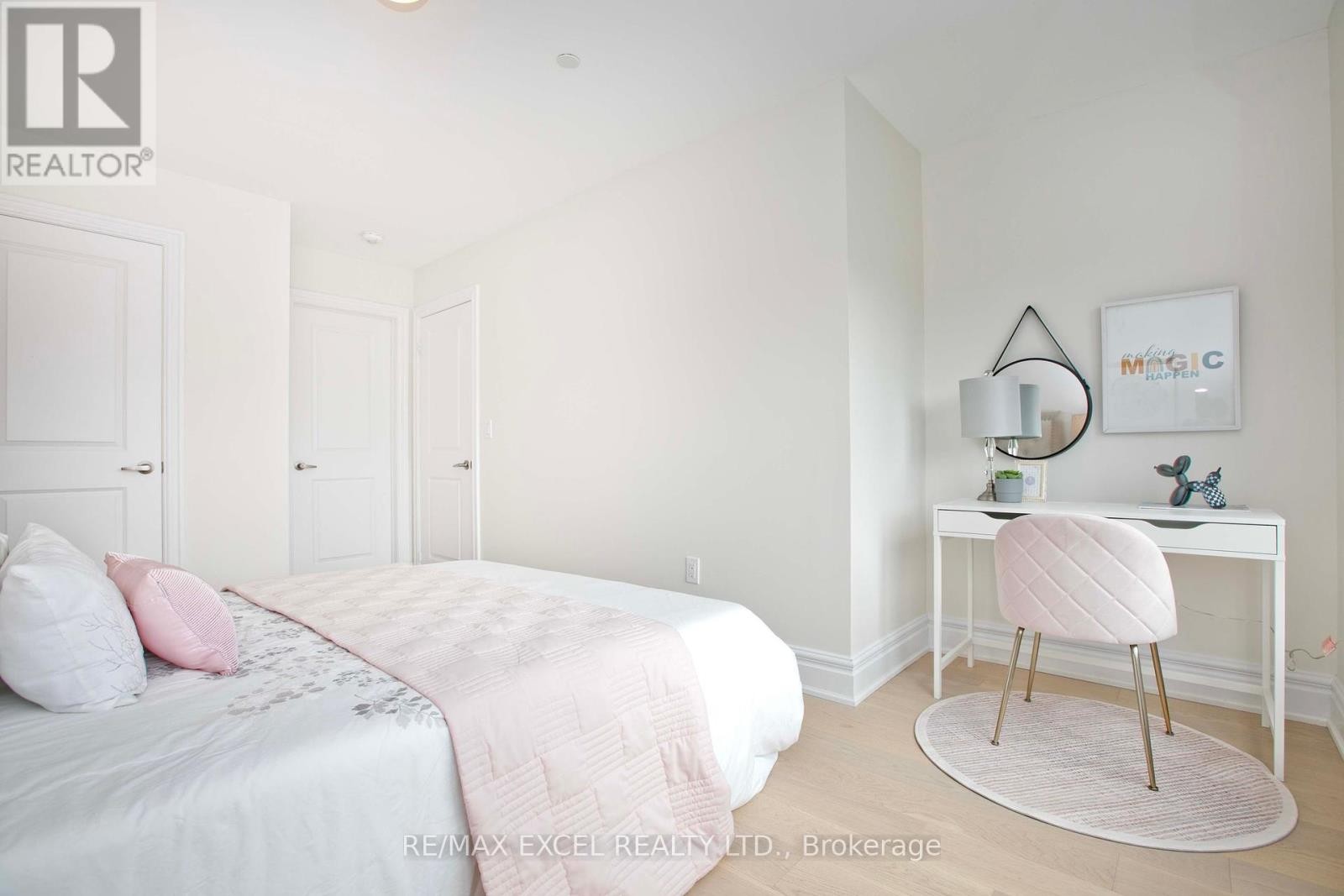












17 CREDIT LANE

,
Richmond Hill (Jefferson),




Ontario
L4E3M6

