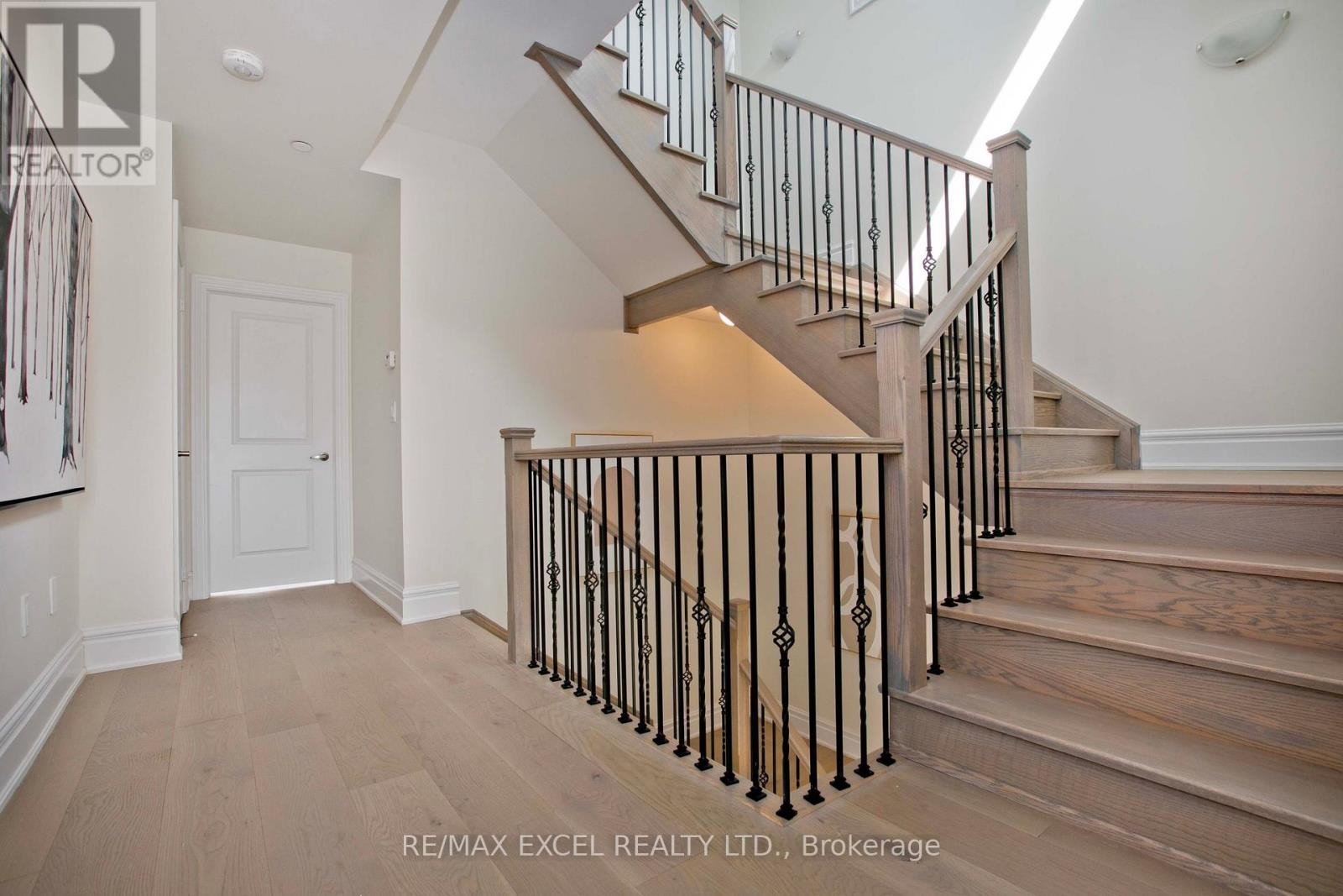 












17 CREDIT LANE

,
Richmond Hill (Jefferson),




Ontario
L4E3M6

