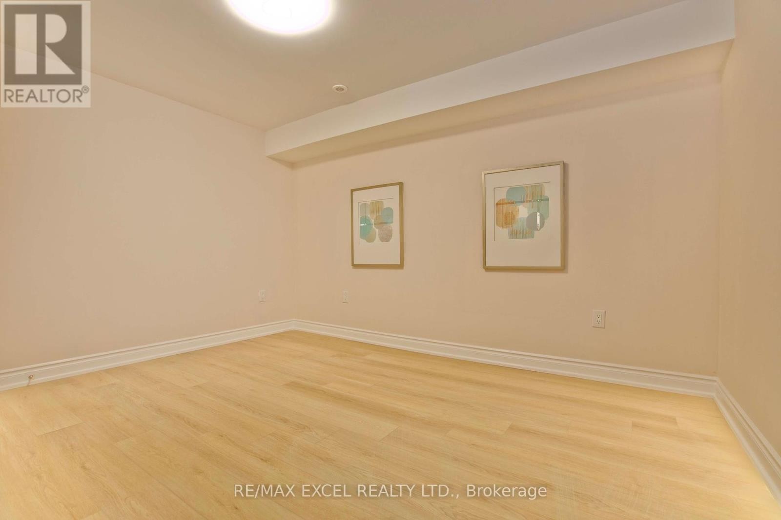 












17 CREDIT LANE

,
Richmond Hill (Jefferson),




Ontario
L4E3M6

