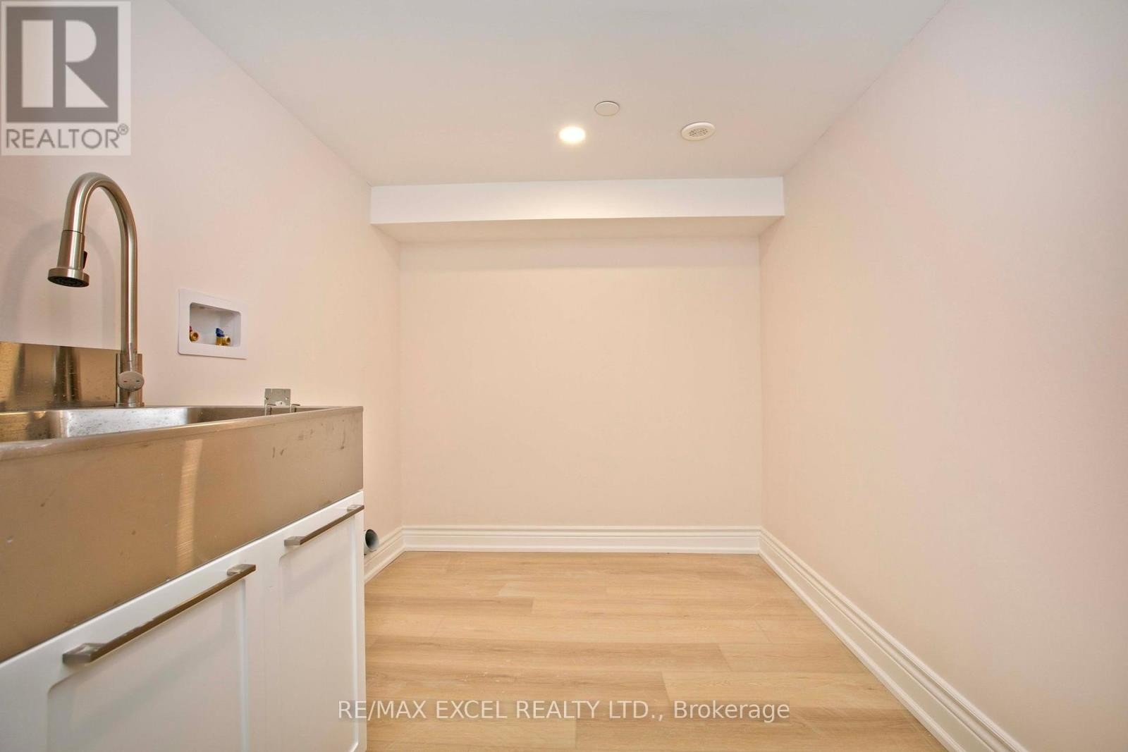 












17 CREDIT LANE

,
Richmond Hill (Jefferson),




Ontario
L4E3M6

