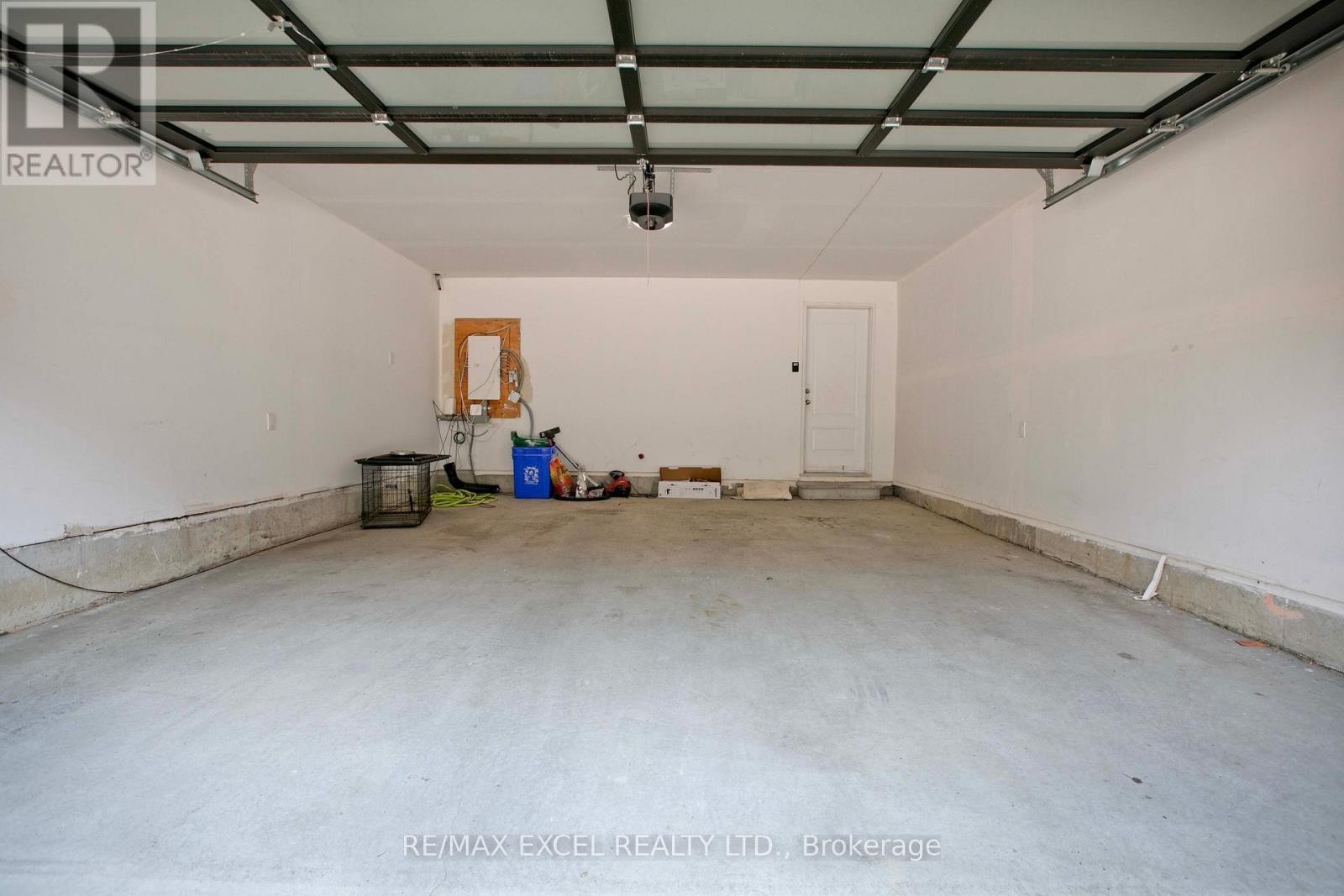 












17 CREDIT LANE

,
Richmond Hill (Jefferson),




Ontario
L4E3M6


