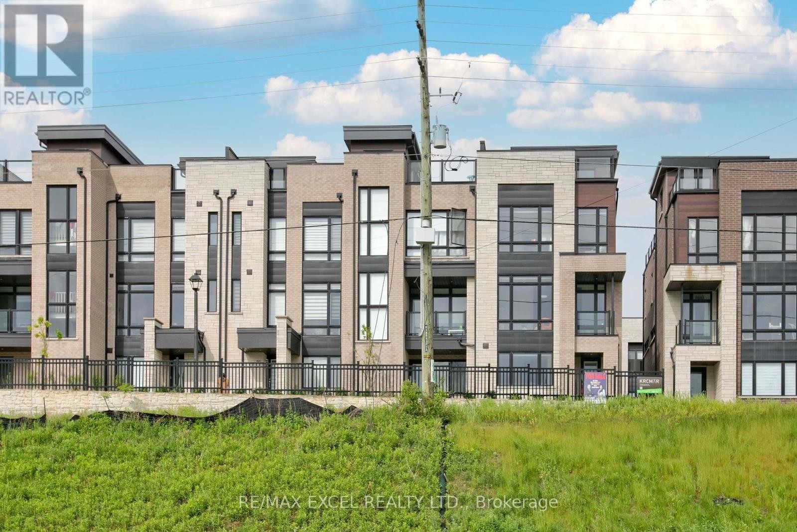 












17 CREDIT LANE

,
Richmond Hill (Jefferson),




Ontario
L4E3M6

