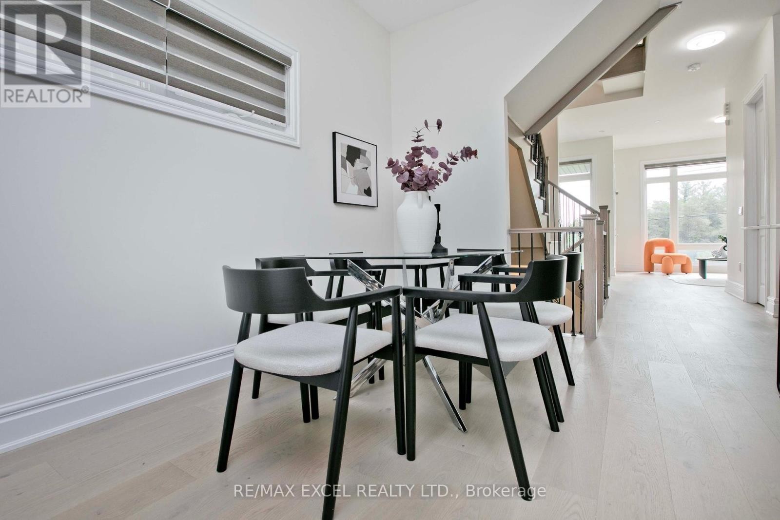 












17 CREDIT LANE

,
Richmond Hill (Jefferson),




Ontario
L4E3M6

