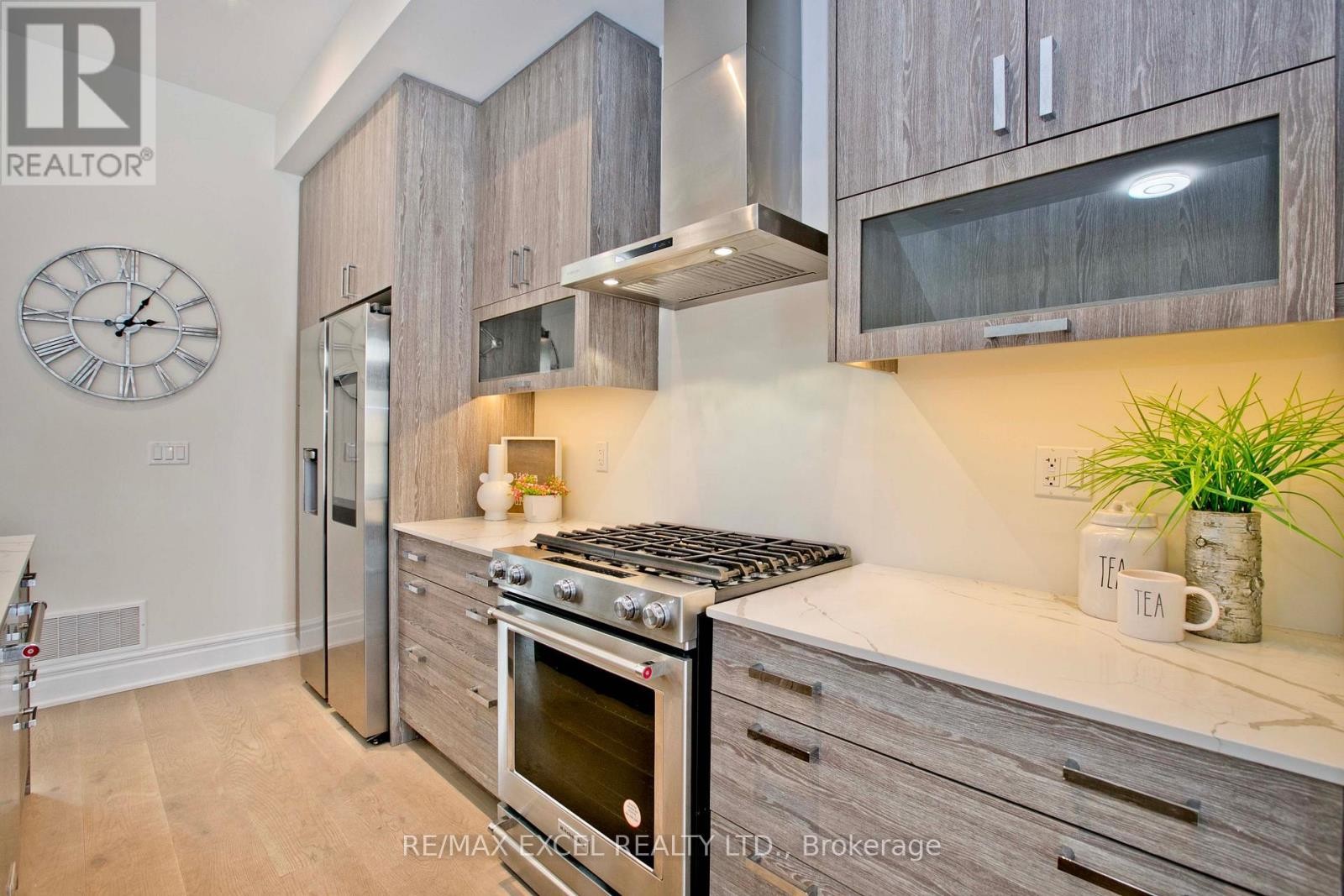 












17 CREDIT LANE

,
Richmond Hill (Jefferson),




Ontario
L4E3M6

